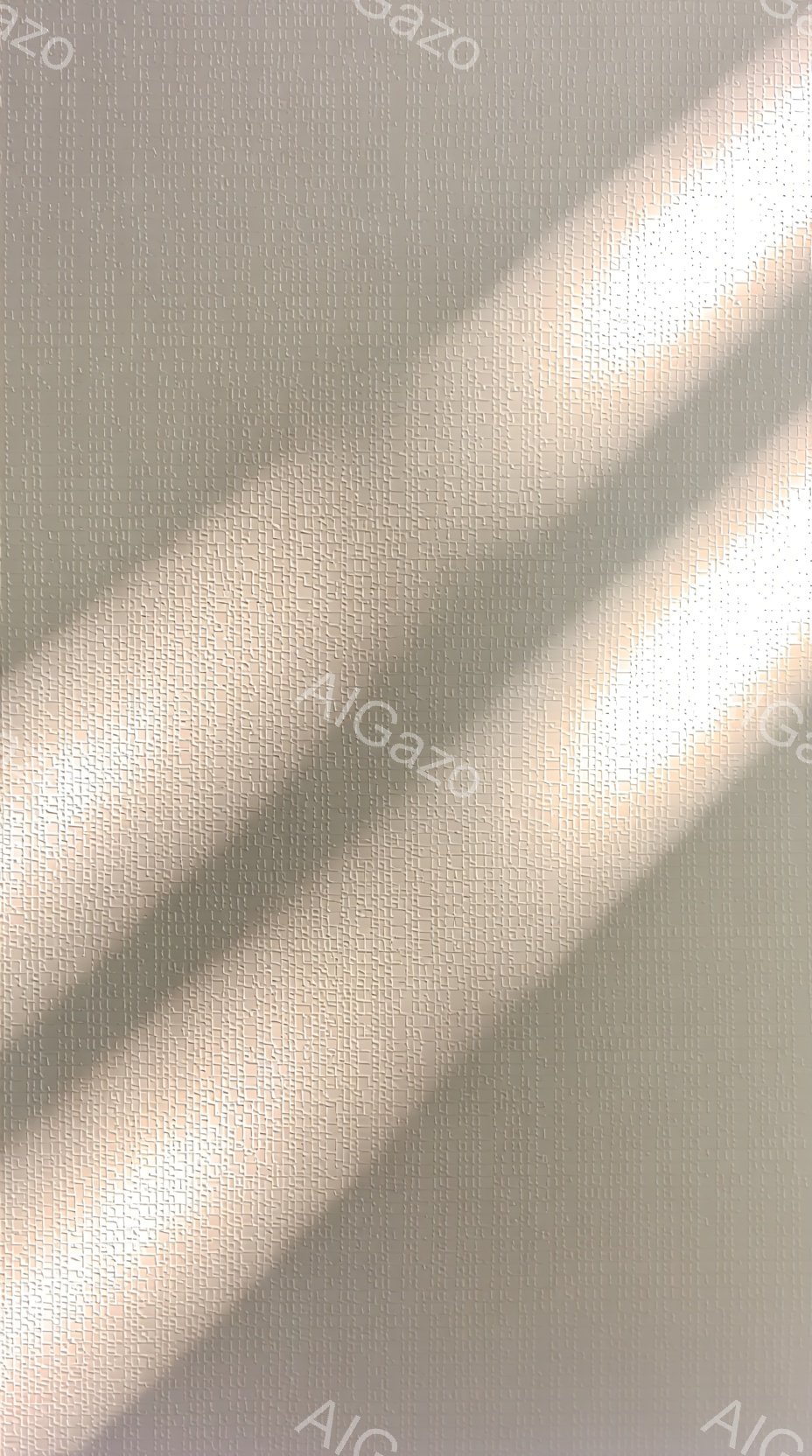 これは、ベージュ色のテクスチャード加工された壁または表面に落ちる強い光と影のパターンを描写した画像です。光線は斜めに走り、明るいストライプと濃い影を作り出し、壁にダイナミックな視覚的リズムをもたらしています。全体的な雰囲気は、シンプルながらも、光と影のコントラストによって引き起こされるドラマチックな美しさがあります。