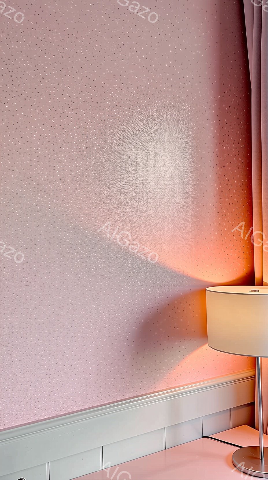 柔らかいピンク色の壁に、ランプの光と影が美しく映り込んでいます。壁紙は少しテクスチャがあり、下には白い装飾が施されたカウンターが見えます。全体的に、温かく落ち着いた雰囲気の室内空間が表現されています。