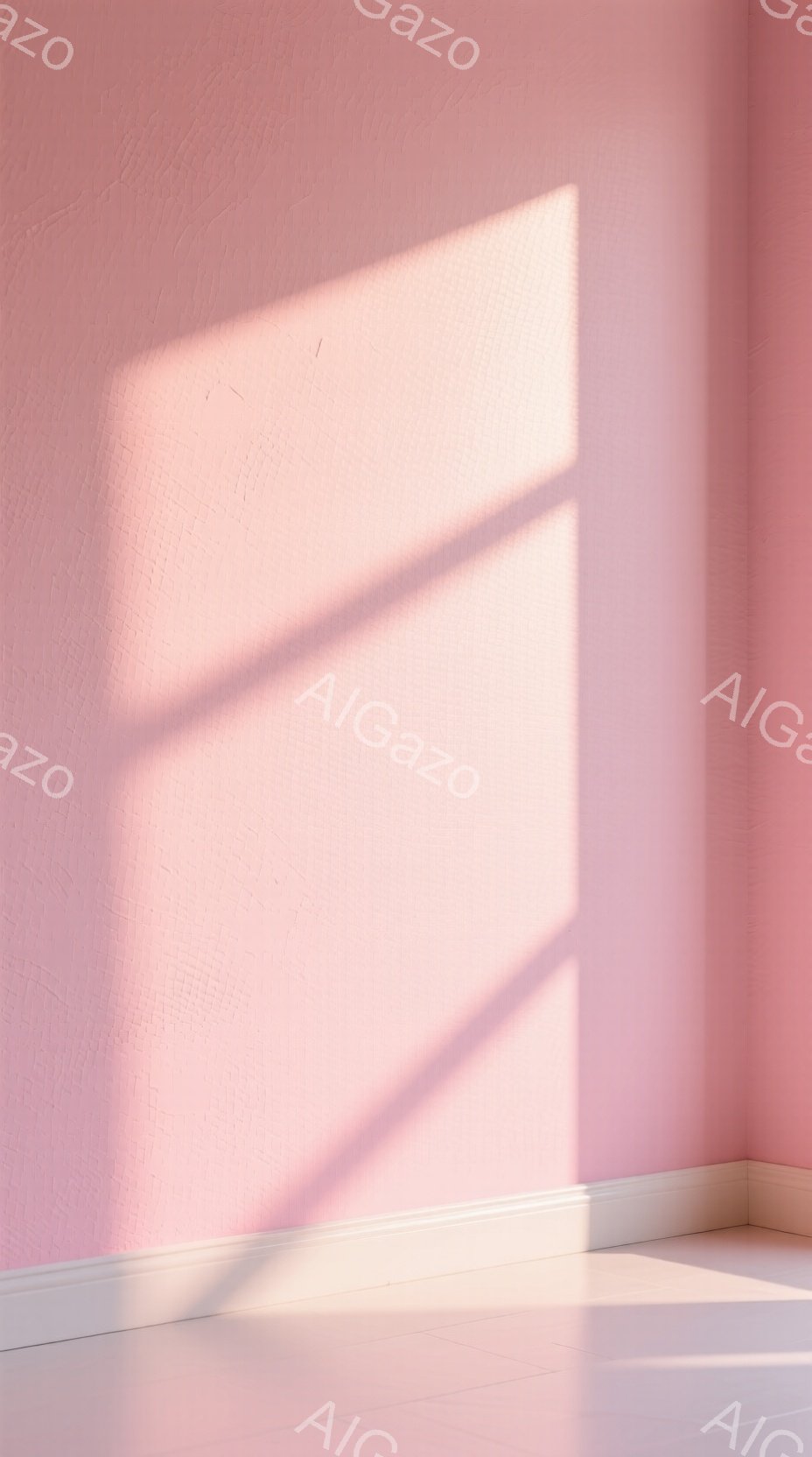 淡いピンク色の壁が画面を占めており、壁の一角に強い光の筋が斜めに差し込んでいる。床と壁の境目には白いモールディングが施されており、床は光沢のある白いタイルで覆われている。全体的に、柔らかく、静謐な、光と影が印象的な空間が表現されている。
