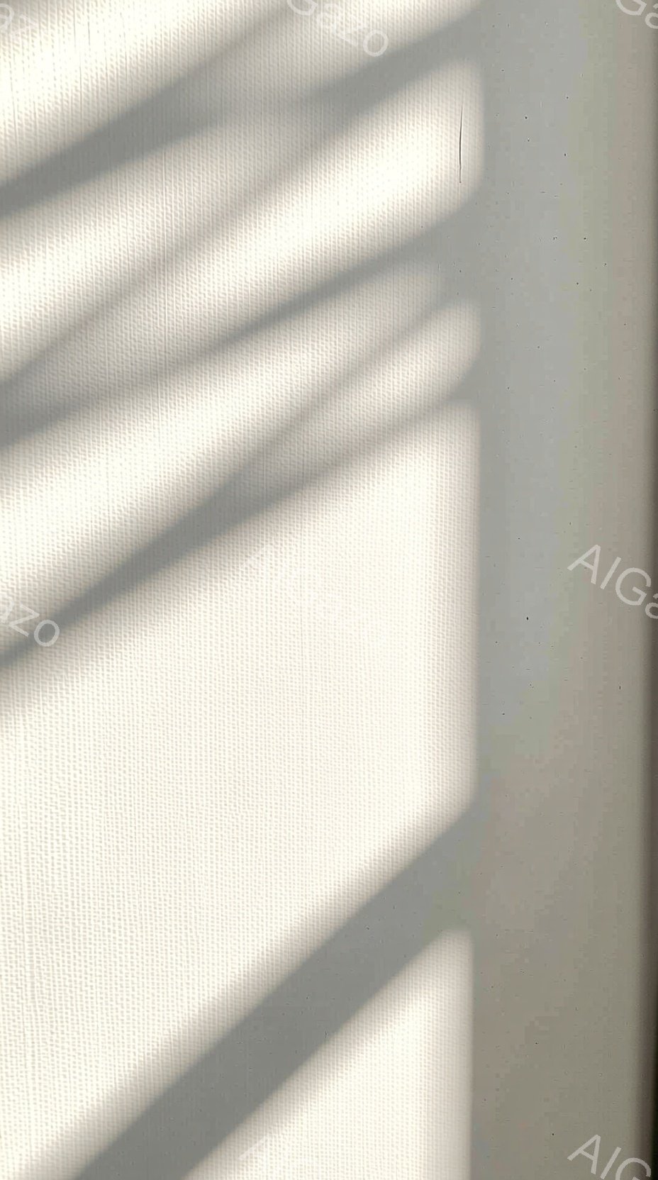 白い壁に、斜めからの強い光が差し込み、規則的な影の模様が描かれています。影は、ブラインドやルーバーのような構造によって作られているようで、光と影のコントラストが印象的です。 全体的に静かで、ミニマルな - AI生成フリー素材