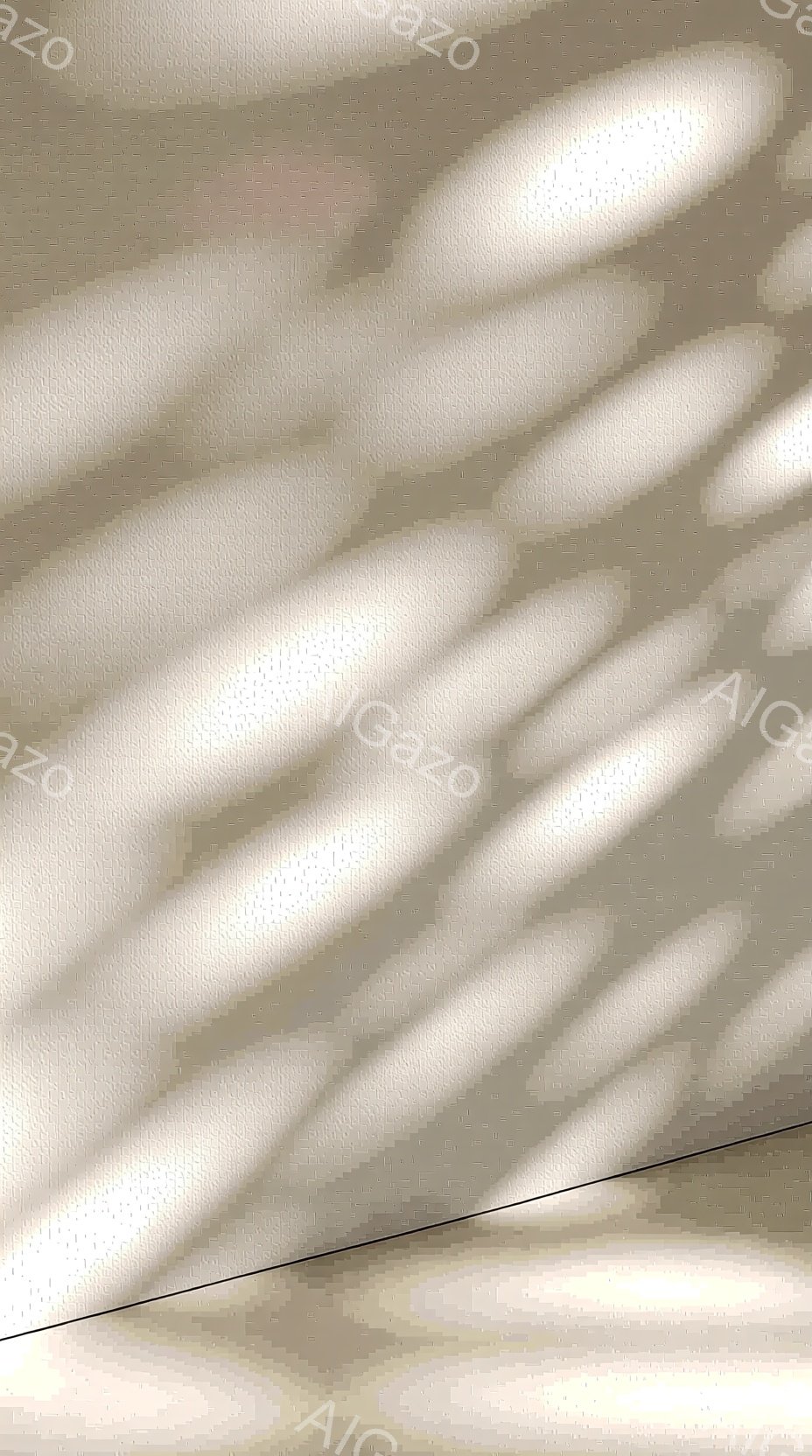 この画像は、光と影の抽象的な構成で、明るい色の壁または床面を捉えています。強い日差しによって生み出された影が、不規則な模様を作り出し、奥行きと立体感を強調しています。全体的に穏やかでミニマルな雰囲気が漂い、光の遊びを楽しめるような印象を与えます。