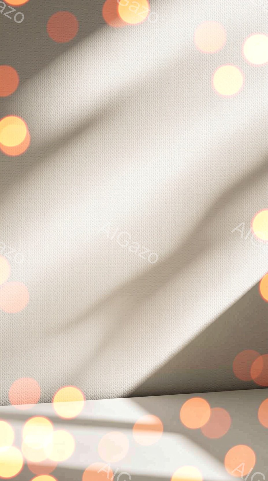 白い布の上に影が落ち、背景にはぼやけたオレンジ色の光のぼやけが散りばめられています。布の質感は細かく、影と光のコントラストが、柔らかく、少し夢幻的な雰囲気を醸し出しています。全体的にミニマルで、洗練された印象を与える抽象的なイメージです。