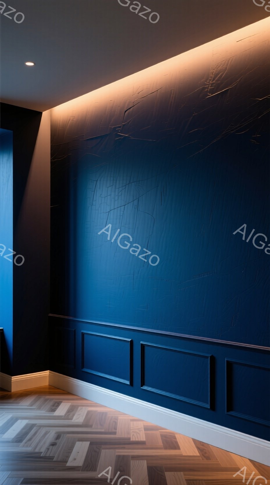 深い青色の壁が特徴的な室内空間で、壁面にはテクスチャのある凹凸が施されている。床は木製のハニカム模様のフローリングで、壁の下部には白いパネルが配置されている。照明は天井から照らされており、壁の上部に沿って間接照明が設置され、モダンで落ち着いた雰囲気を醸し出している。