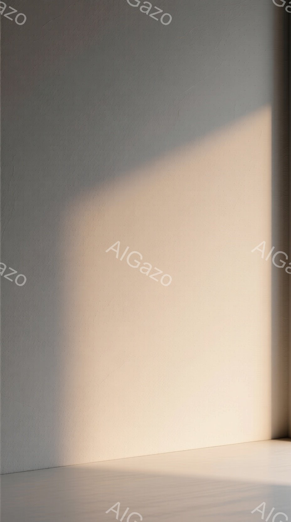 白い壁と床で構成された、ミニマルで抽象的な空間が描かれている。壁には、強い光が差し込み、影を作り出しており、シンプルな構成の中にドラマチックな光と影のコントラストが印象的だ。全体的に静かで穏やかな雰囲気が漂っており、まるで舞台装置のような空間表現となっている。