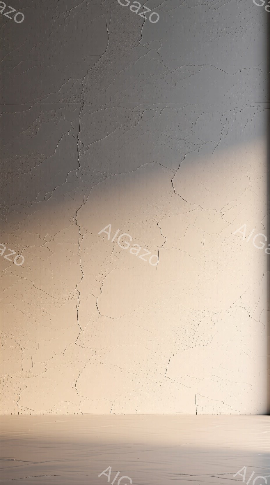 この画像は、クリーム色の壁に刻まれたひび割れを捉えたクローズアップショットです。ひび割れは不規則なパターンで広がり、時間の経過や構造的な劣化を示唆しています。全体的に、退色した、孤独な、そして無機質な雰囲気が漂っています。