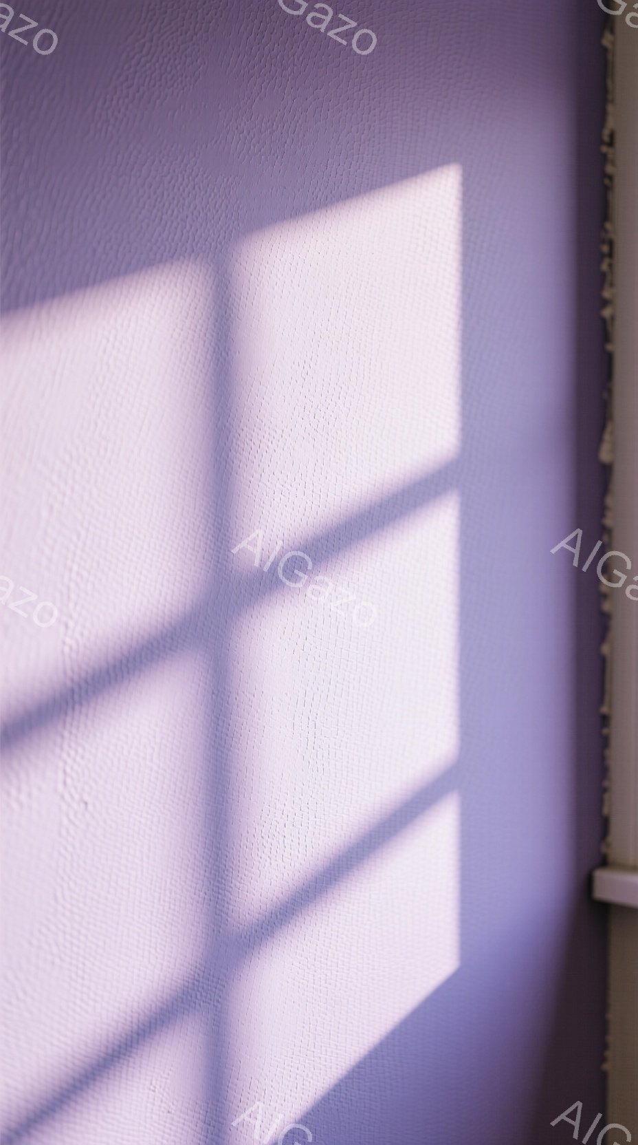 淡いラベンダー色の壁に、窓枠の影が規則的に映っています。影は壁のテクスチャを強調し、光と影のコントラストが穏やかな雰囲気を生み出しています。画面右側にはカーテンの一部が見え、室内の静けさが感じられます。