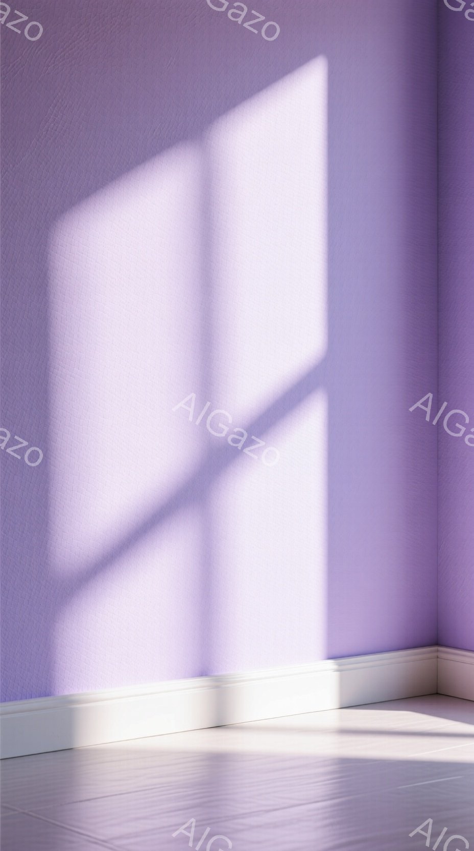 この画像は、薄紫色の壁と床の角を捉えています。壁には強い光の影が斜めに落ちており、壁のテクスチャが強調されています。床は白く、光沢があり、ミニマルで現代的な雰囲気を醸し出しています。