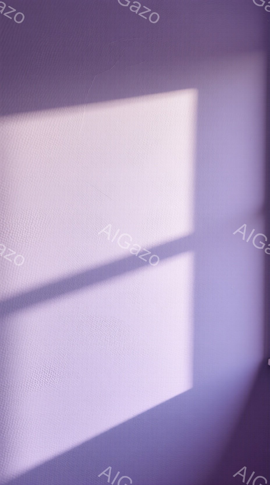 薄紫色の壁に、窓枠やブラインドと思われる影が幾何学的に配置されている。影は壁全体を覆っておらず、光と影のコントラストが印象的で、静かで落ち着いた雰囲気を醸し出している。壁の質感はわずかに粗く、均一では - AI生成フリー素材