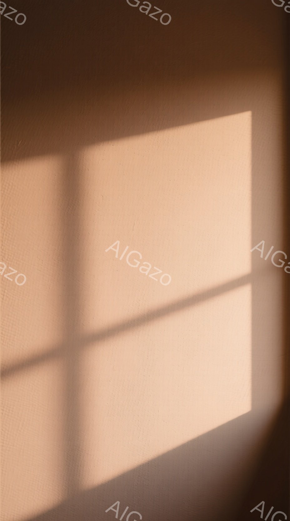 この画像は、壁に投影された影のパターンを捉えたものです。明るいベージュ色の壁に、水平と垂直に交差する影が、まるで幾何学的なフレームを描き出しています。全体的に暖かく、穏やかな雰囲気が漂い、静けさを感じさせます。