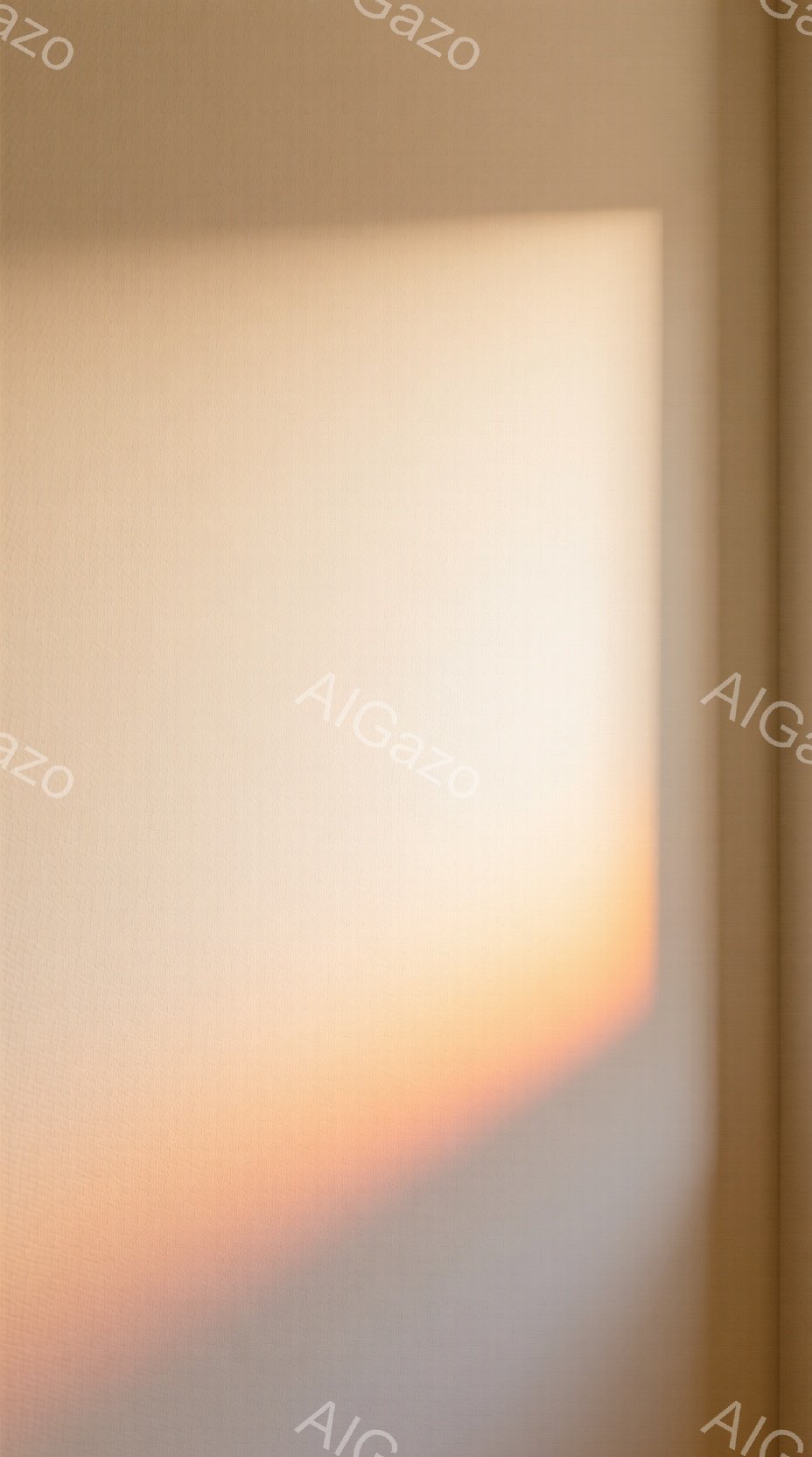 壁面に暖色の影が差し込んでおり、まるで夕焼け空が部屋に投影されたかのような印象を与える。影は下部が濃く、上部に向かうにつれて薄れていくグラデーションを描き、柔らかな光が壁のテクスチャを強調している。全体的に穏やかで静謐な雰囲気が漂い、リラックスした空間を連想させる。