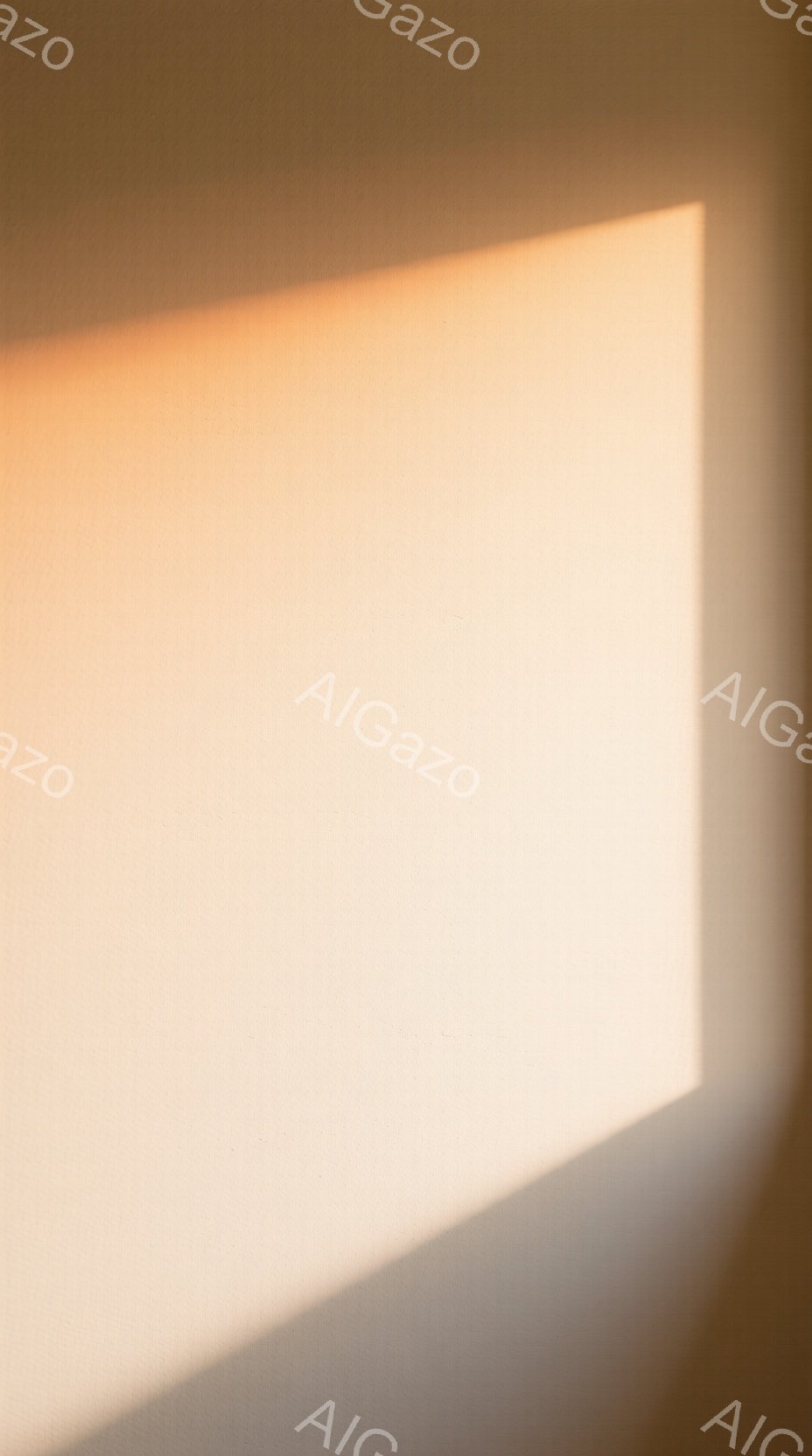 白い壁に暖色の光が差し込み、鋭い影を作り出している。影は壁の右側を占め、光と影のコントラストが印象的で、シンプルながらも静謐な雰囲気を醸し出している。背景は均一な白で、光の強弱と影の形が際立っている。