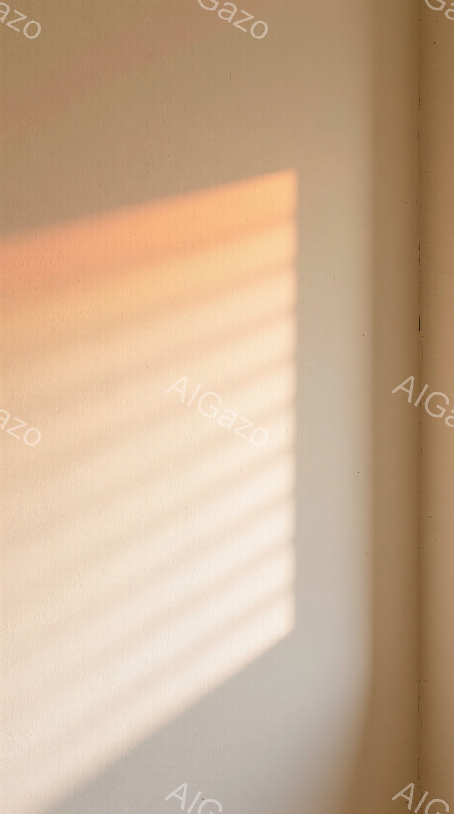 画面は薄いクリーム色の壁に、ブラインドの影が強く投影された様子を捉えている。影は水平方向に規則的に並び、強い光のコントラストを生み出している。全体的に暖かく、静かで、ミニマルな雰囲気が漂っている。