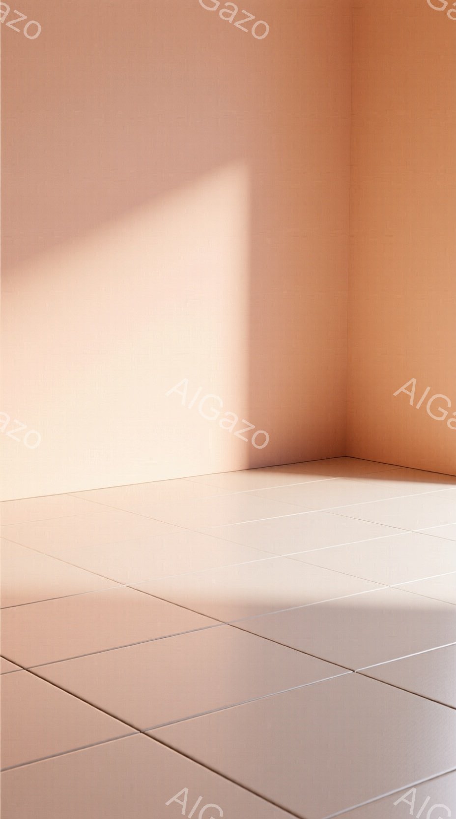 淡いピンク色の壁と床タイルで構成された、シンプルな空間が写っている。壁面には光が差し込み、影が伸びており、柔らかく穏やかな雰囲気を醸し出している。この空間には人物はおらず、ミニマルで静寂な印象を与える。