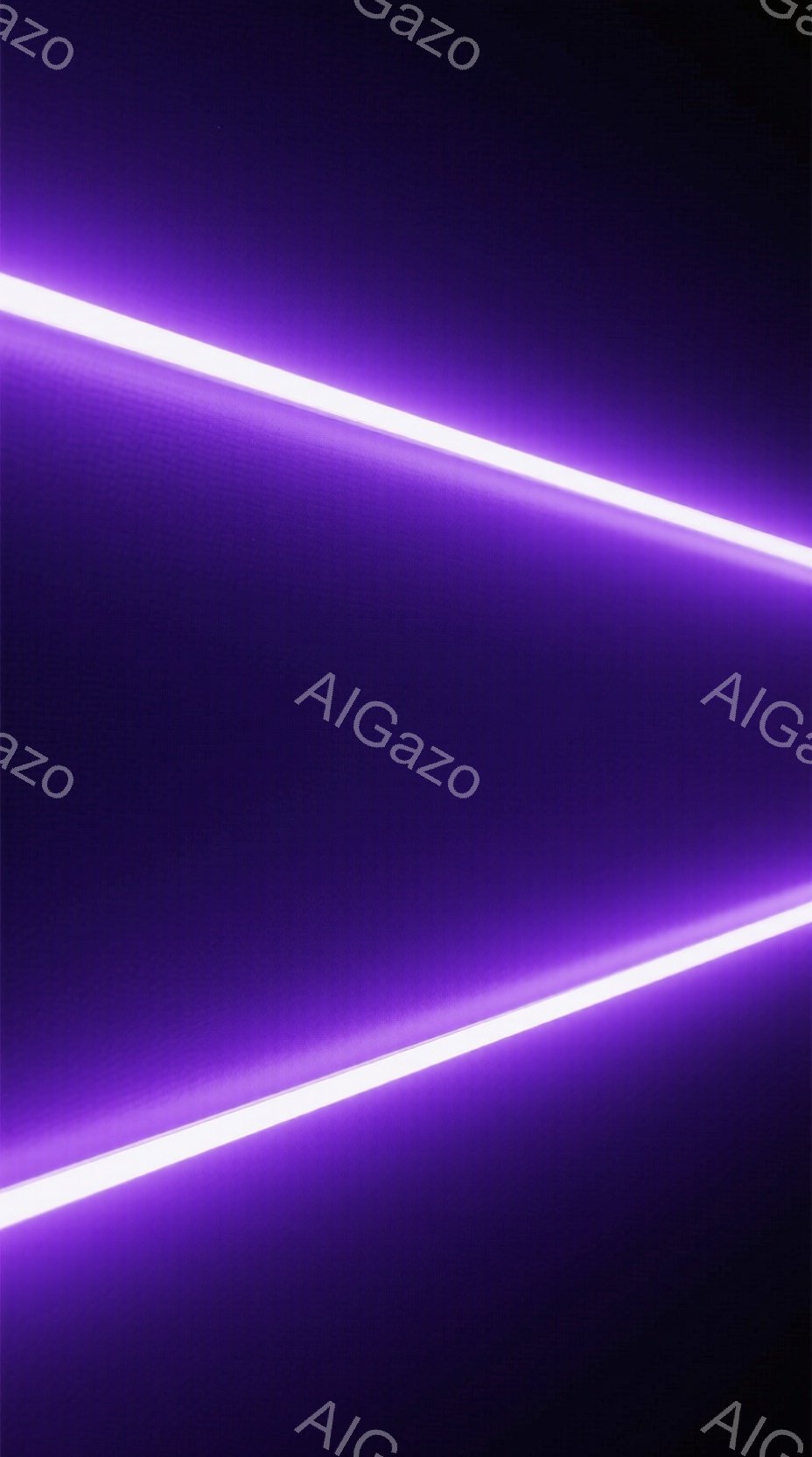 鮮やかな紫色の背景に、対角線上に伸びる細い白い光の線が印象的です。光線はわずかに拡散し、未来的な雰囲気を醸し出しています。全体的にシンプルでミニマルな構成が、強い視覚的インパクトを与えます。 - AI生成フリー素材