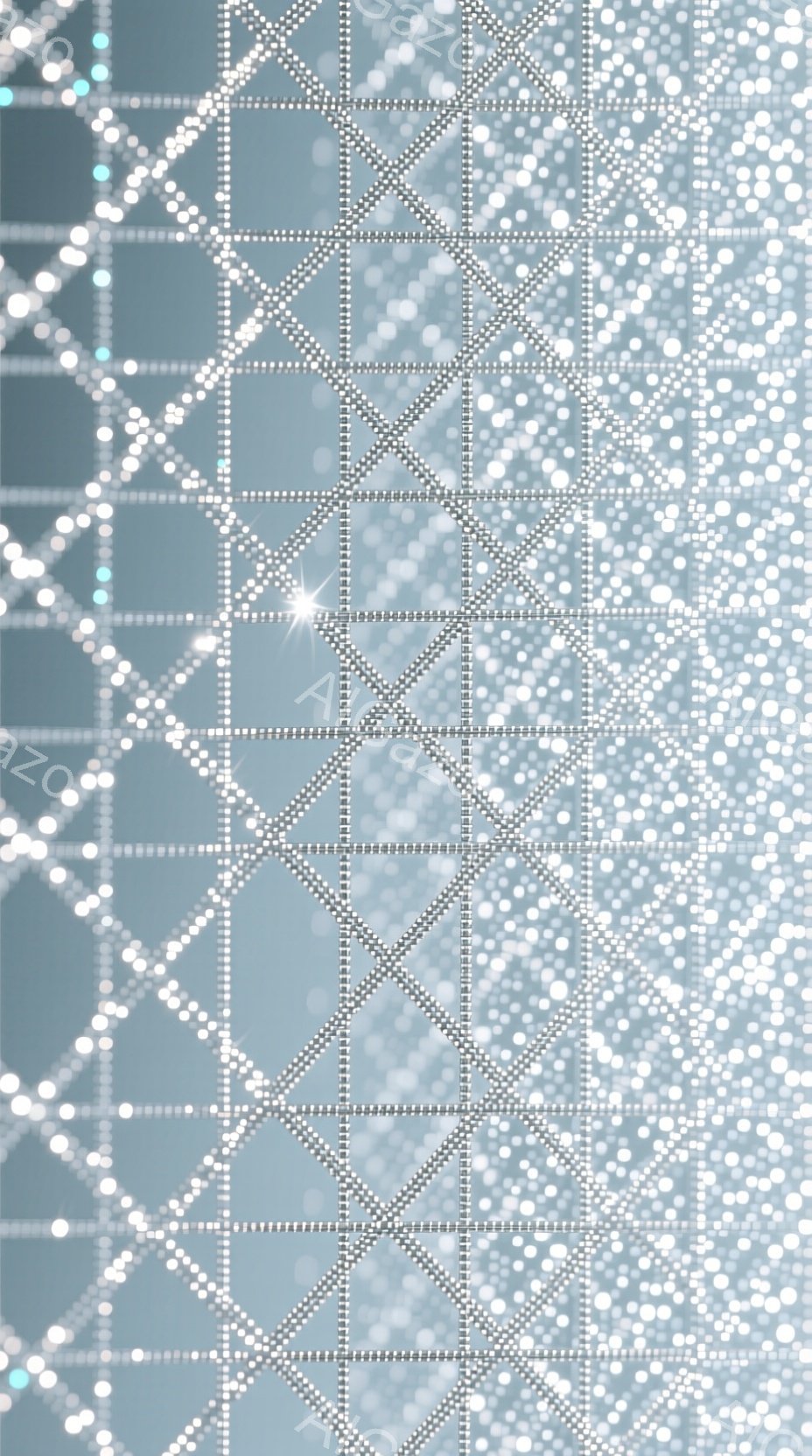 この画像は、ダイヤモンドのようなきらめきを持つ細かいパターンで構成された抽象的なデザインです。背景は淡いグレーがかったブルーで、光の反射が全体に広がっています。全体的に豪華で洗練された雰囲気であり、宝石や装飾品のテクスチャを想起させます。