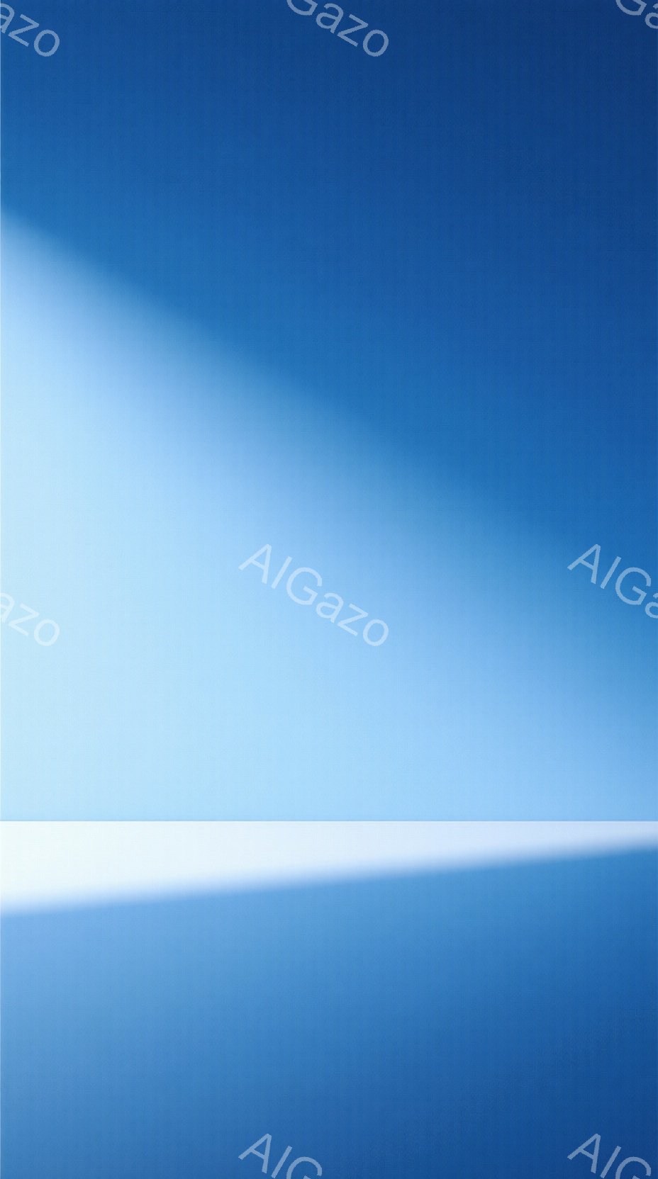 この画像は、上部が薄い水色、下部が濃い青色のグラデーションで構成されています。水平線のような白い帯が、水色と青色を隔てており、まるで地平線や雲海のような印象を与えます。全体的に穏やかで静寂な雰囲気が漂い、空と海の境界線や、夢の中にいるような感覚を想起させます。