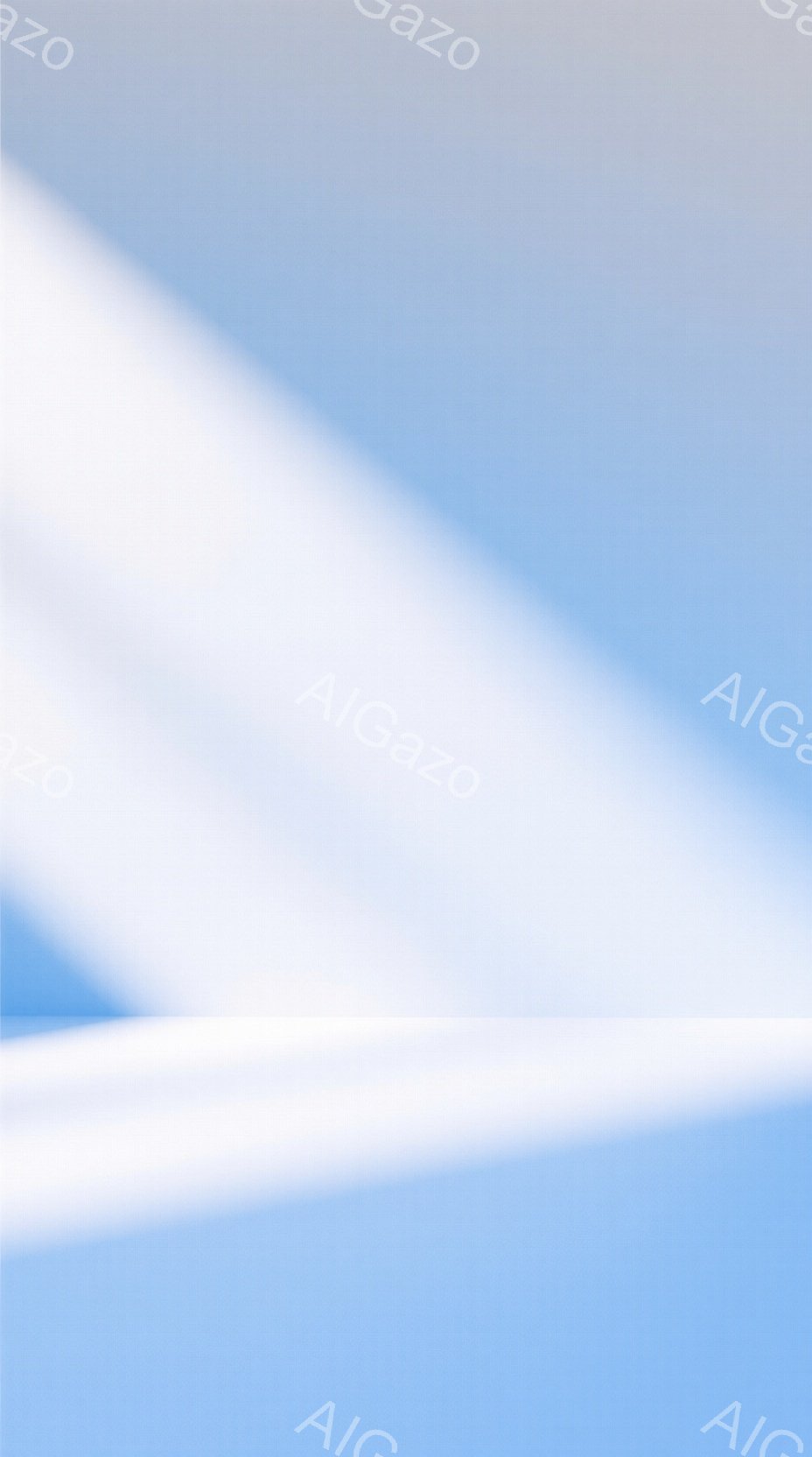 この画像は、青い空を背景に、ぼやけた白い線がいくつか見られます。線は水平方向に伸びており、まるで雲や飛行機の尾流のように見えますが、はっきりと形を捉えることはできません。全体的に穏やかで、淡い空と白い線がかすかに重なり合って、静けさを感じさせます。