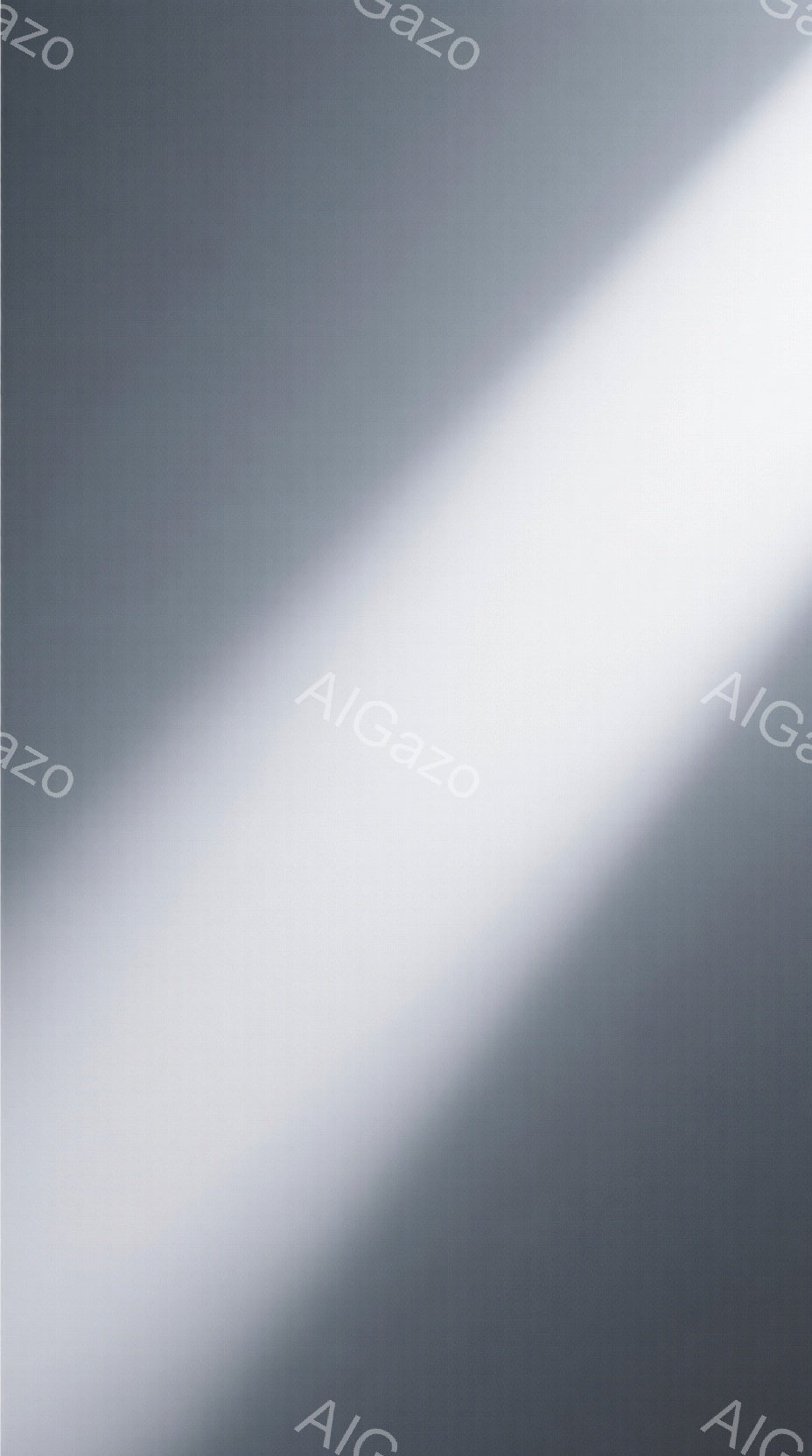 この画像は、強い光のグラデーションが印象的な抽象的な構成です。光は左上から右下へと斜めに走り、画像全体を明るい灰色と白で染め上げています。具体的な被写体や背景は存在せず、光と色の相互作用のみが強調されています。