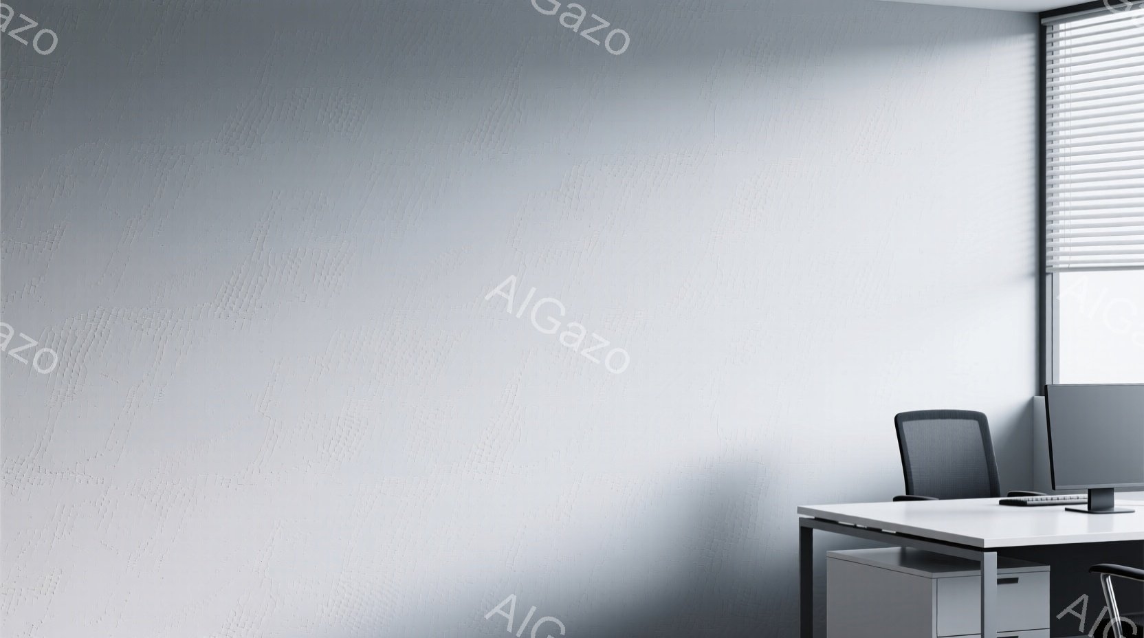 白を基調としたモダンなオフィス空間が写っている。窓から差し込む光が壁に陰影を作り出し、シンプルなデスクとオフィスチェアが配置されている。全体的に静かで落ち着いた雰囲気で、ミニマリズムを意識したデザインとなっている。
