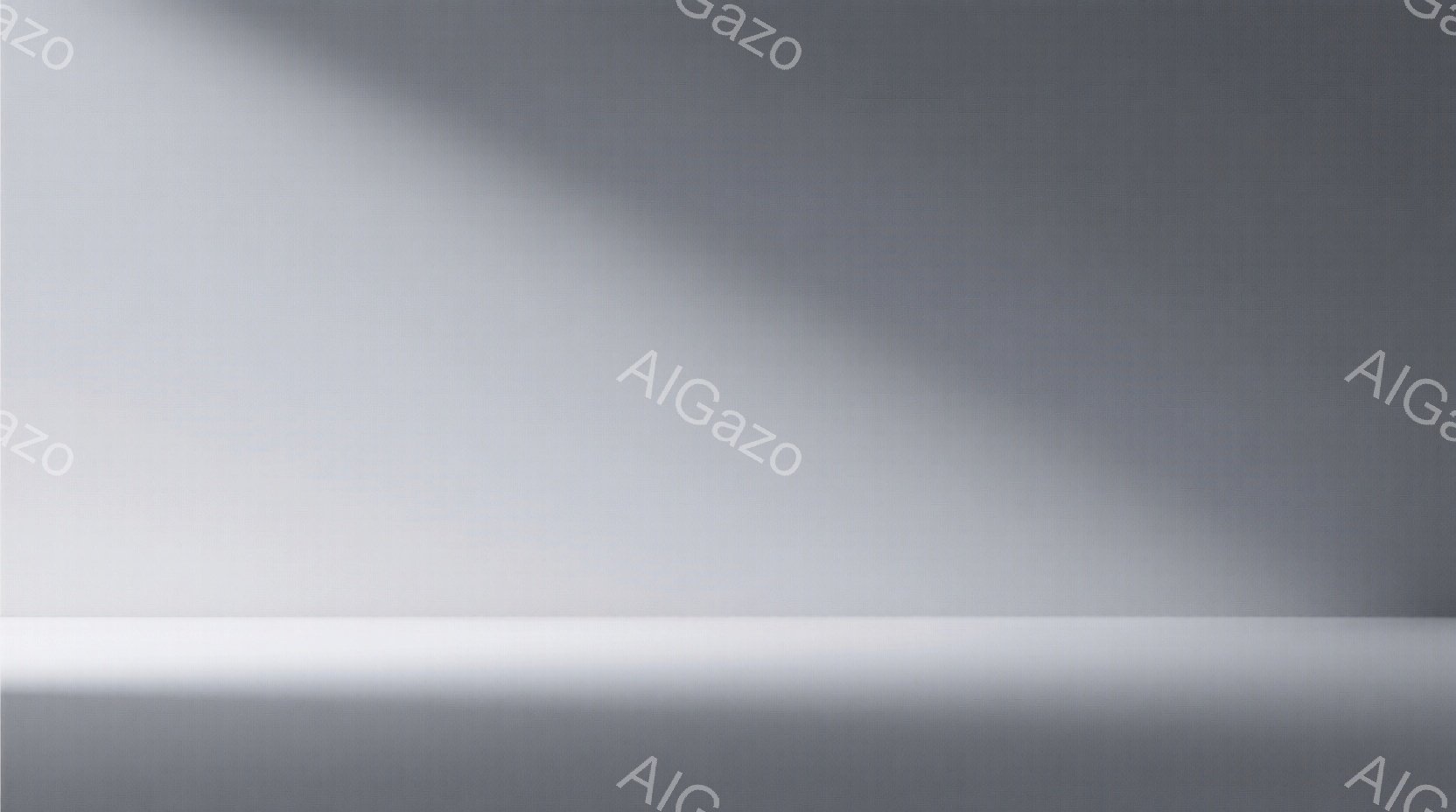 この画像は、白っぽいグレーのグラデーションで構成された、非常にミニマルな背景です。光源は画像の右上から差し込んでおり、床面には反射が確認できます。全体的に、清潔で静寂な、空間的な雰囲気を醸し出しています。