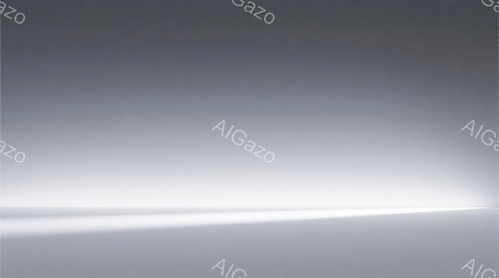 画像は明るいグレーのグラデーションで構成されており、水平線のような光の帯が画面の中央を横切っている。全体的に靄がかかったような、あるいは霧に包まれたような、非常にソフトで抽象的な雰囲気である。具体的な人物や建物などは見当たらず、静寂と穏やかさを感じさせる。