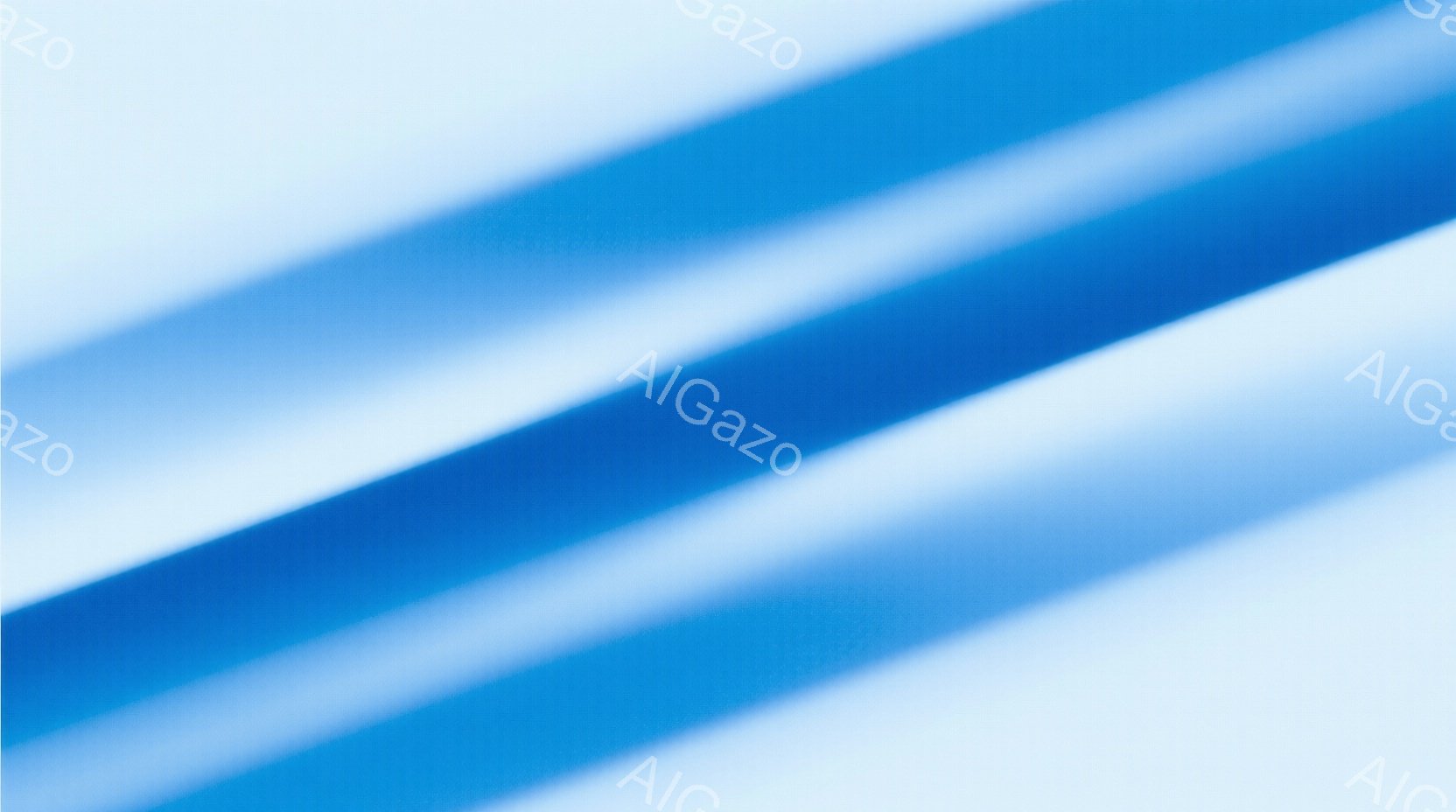 この画像は、青と白のぼやけた水平線が背景全体を占める抽象的な表現です。線は互いに平行に走っており、動きと奥行きを感じさせます。全体的に穏やかで、クールな印象を与えるデザインです。