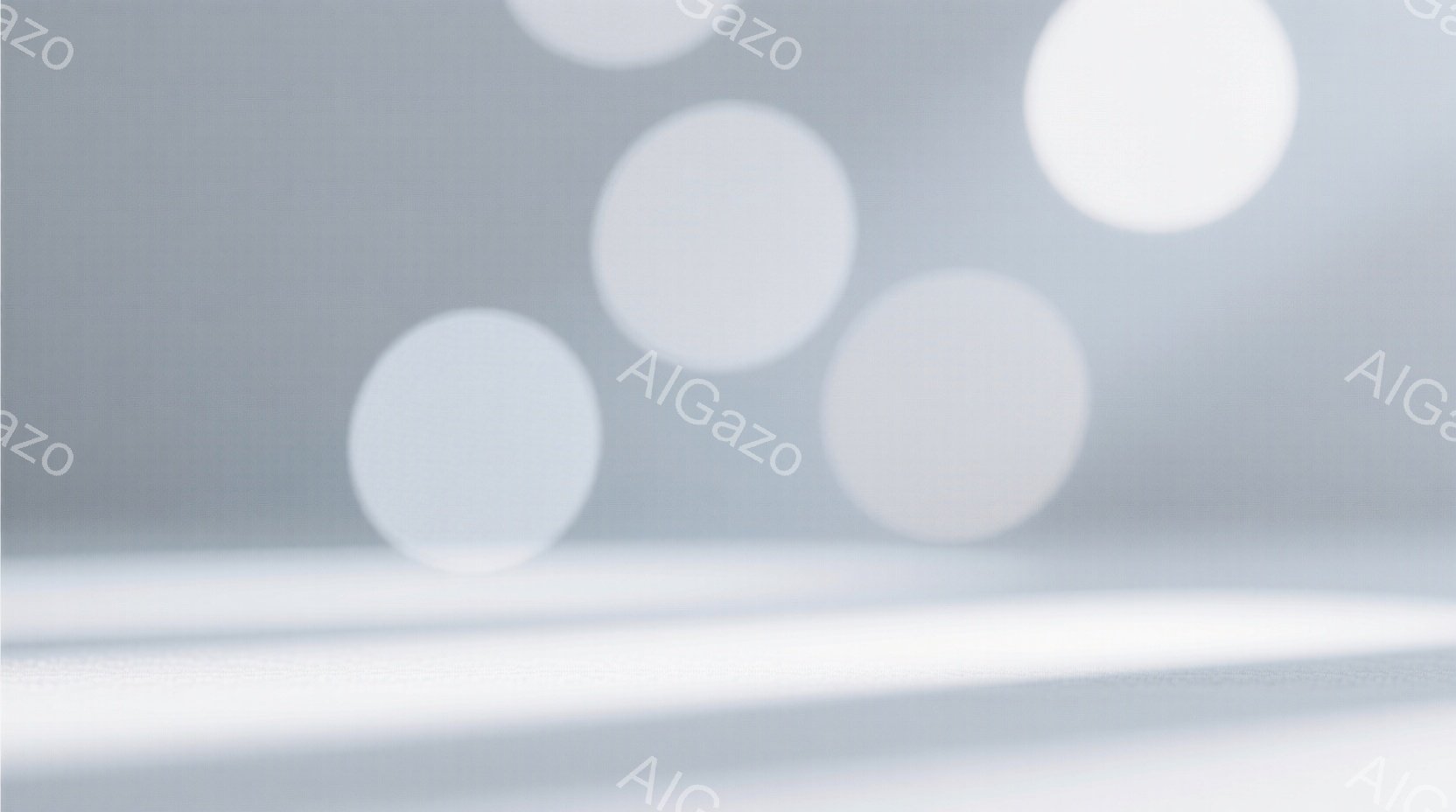 白い背景に、ぼやけた円形の光が複数浮かび上がっている抽象的な画像である。床面には、光の当たり方によって影が伸びており、ミニマルで静謐な雰囲気を醸し出している。全体的に色彩は控えめで、光と影のコントラストが強調されている。