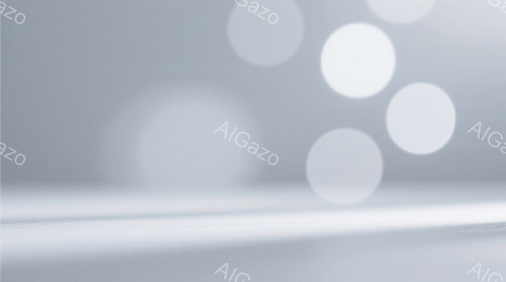 この画像は、ぼやけたグレーと白の抽象的な構成です。前景には、光沢のある表面がわずかに見え、背景には円形の光のフレアがぼかしながら配置されています。全体的に、静かで穏やかな、夢のような雰囲気があります。 - AI生成フリー素材