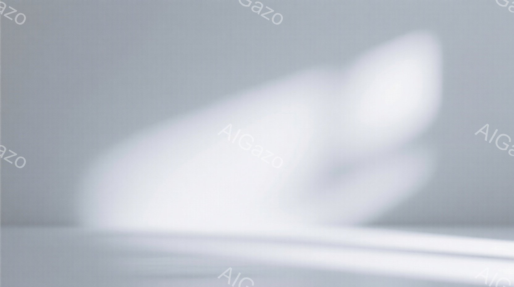 この画像は非常にぼやけており、人物またはオブジェクトの輪郭がほとんど見えません。白と灰色のグラデーションが強く、光と影の相互作用が感じられます。全体的に、夢のような、または抽象的な雰囲気で、詳細な分析は困難です。