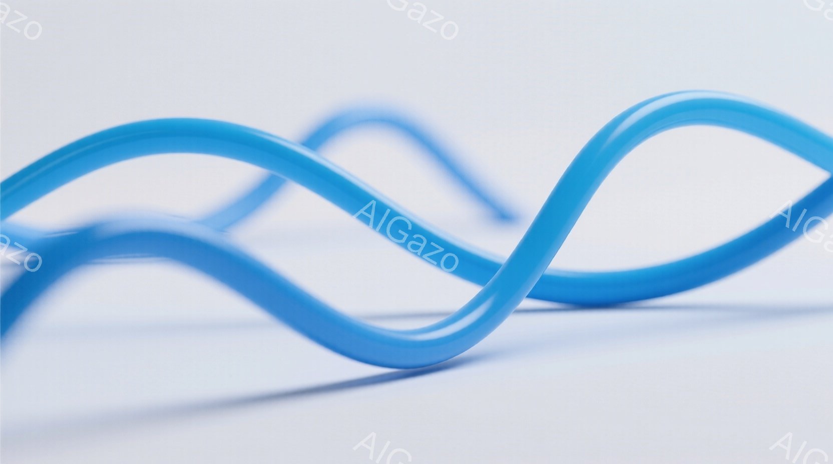 明るい水色の管が、白地の背景にねじれた状態で写っている。管は光沢があり、滑らかな曲線を描いており、影がわずかに落ちている。シンプルで抽象的な構成であり、鮮やかな色彩が印象的である。