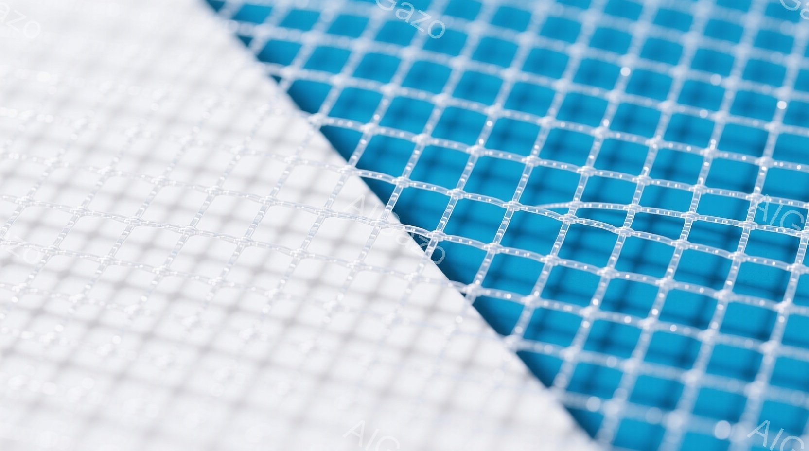 この画像は、テニスネットのクローズアップであり、白と青のグリッドパターンが特徴的です。網目は細かく、光沢があり、鮮やかな色合いが印象的です。背景は特定できませんが、テニスコートの一部であることは明らかで、スポーツの臨場感を漂わせています。