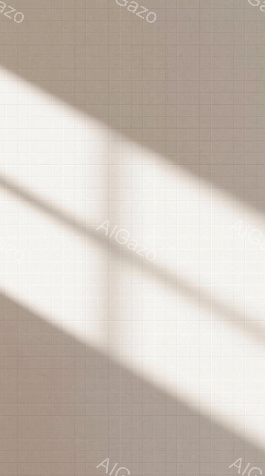 画像は、ベージュ色の背景に白い線状の影が斜めに複数並んでいる様子を捉えています。影は規則的に配置され、背景とのコントラストによって抽象的なパターンを作り出しています。全体として、暖かく穏やかな、ミニマ - AI生成フリー素材