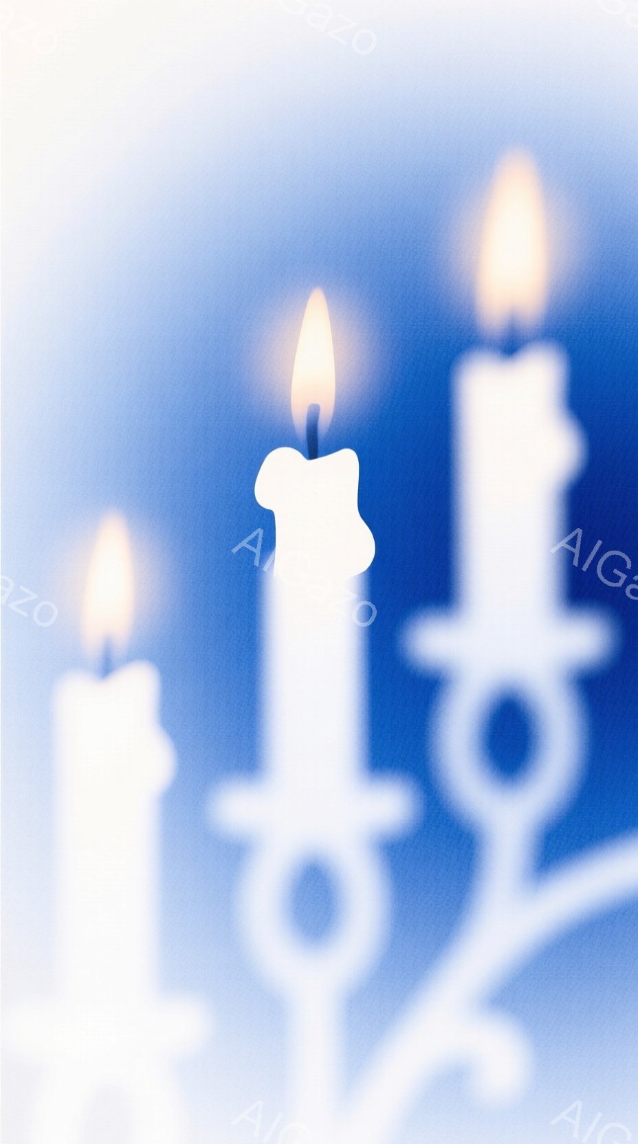 画像はぼやけた、白く光る蝋燭の集合を描いています。各蝋燭は異なる形状を持ち、燃え盛る炎が小さく輝いています。背景は青みがかったぼかしで、全体的に神秘的で柔らかな雰囲気を醸し出しています。