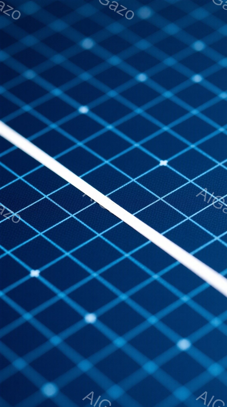 この画像は、濃い青色の格子状の表面をクローズアップしたものです。白く光る線が対角線状に走り、青色の格子を分割しています。全体的に、太陽光パネルの表面を捉えた印象で、技術的で未来的な雰囲気を醸し出しています。