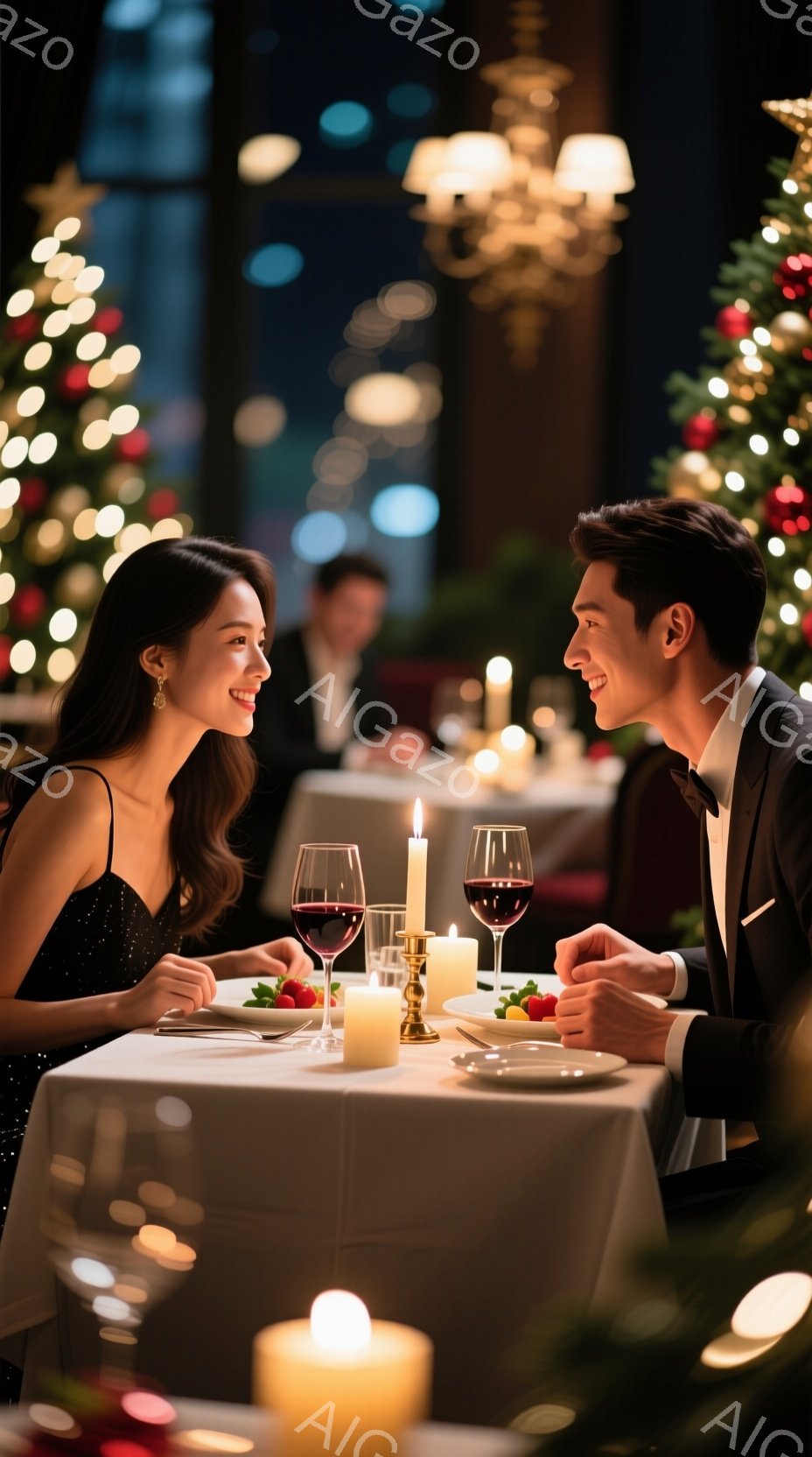 二人のカップルがレストランでロマンチックなデートを楽しんでいる様子が描かれています。女性は黒いドレスを着ており、髪は長く、自然なカールがあります。男性は黒いスーツに白いシャツを着ており、髪は短く、笑顔で女性を見つめています。テーブルには赤ワインのグラス、キャンドル、そして料理が置かれています。背景にはクリスマスツリーと街の夜景が見え、暖かい光が部屋を照らしています。