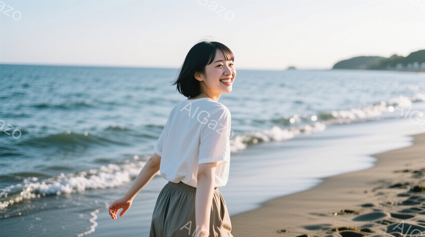 明るい日差しが差し込む砂浜で、女性が海に向かって歩いている。白いTシャツとベージュのゆるやかなパンツを身につけ、ショートボブの髪型で、満面の笑顔を見せている。背景には穏やかな海と遠くに見える山々が広が - AI生成フリー素材