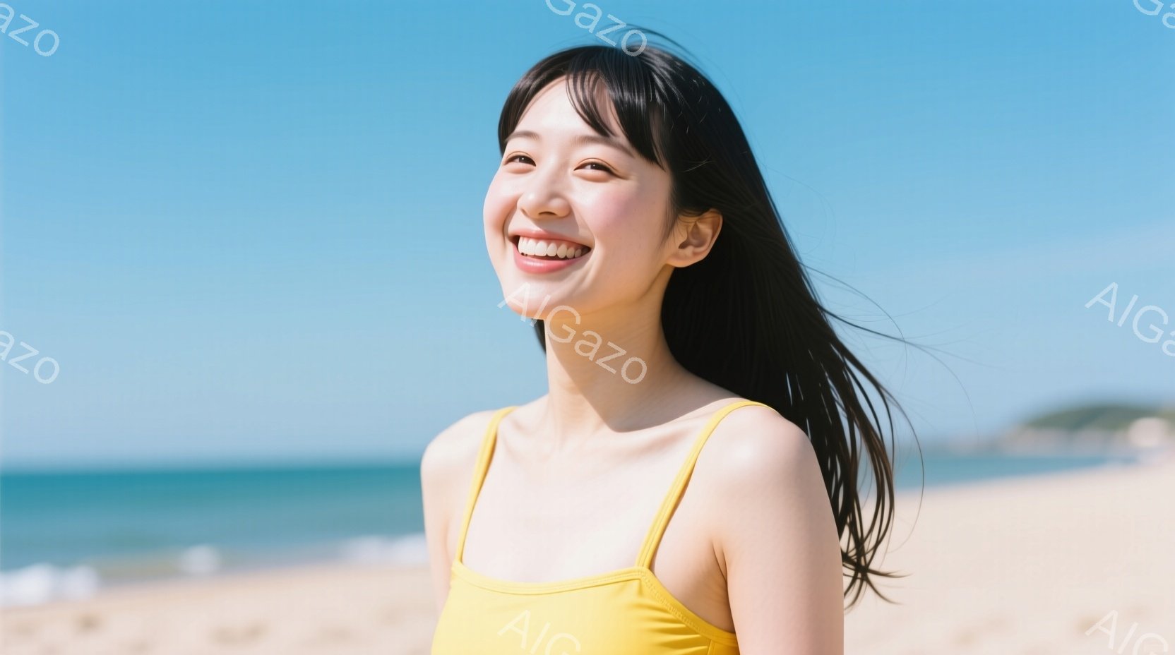 砂浜に立つ女性は、明るい黄色の水着を着て、黒髪を風になびかせています。彼女は顔を上げ、目を細めて微笑んでおり、リラックスした穏やかな表情をしています。背景には青い海と空が広がり、晴れた日のビーチの穏やかな雰囲気が伝わってきます。