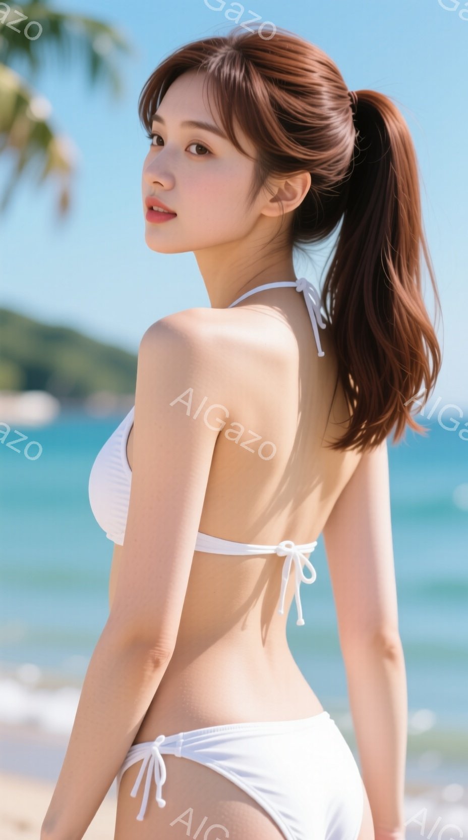 褐色の髪をポニーテールにした女性が、白いビキニを着て砂浜に立っています。彼女は後ろを振り返っており、穏やかな表情を浮かべています。背景には青い海と緑豊かな山々が広がり、晴れた日のビーチリゾートの穏やか - AI生成フリー素材