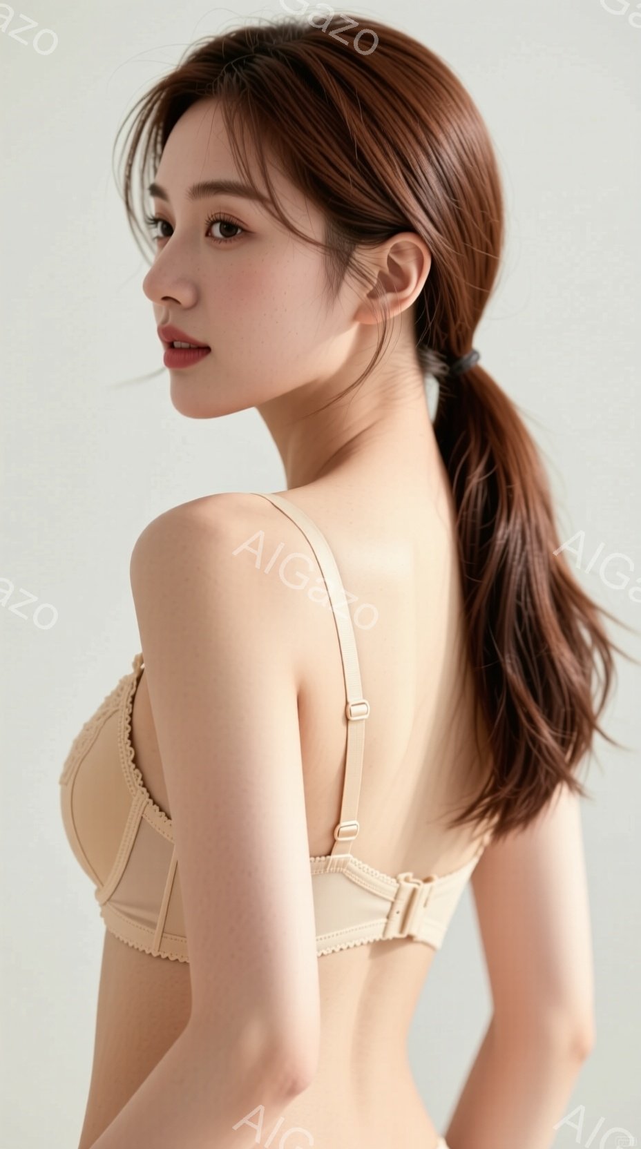 明るい茶髪をハーフアップにした女性が、ベージュ色のブラレットを身につけています。彼女は少し微笑んでおり、カメラの方を向いていますが、視線はやや外を向いています。背景は白く、人物が際立っており、全体的に - AI生成フリー素材