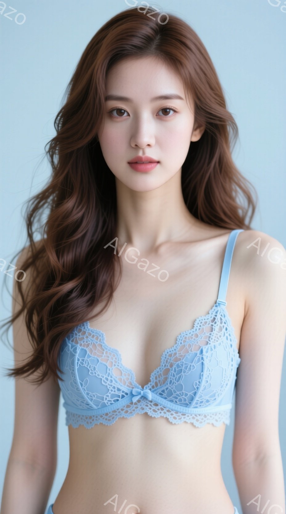 長い茶色の巻き毛の女性が、繊細なレースの淡い青いブラレットとショーツを着用しています。彼女は正面を向き、わずかに微笑み、リラックスした姿勢で立っています。背景は均一な淡い青色で、被写体を引き立てています。