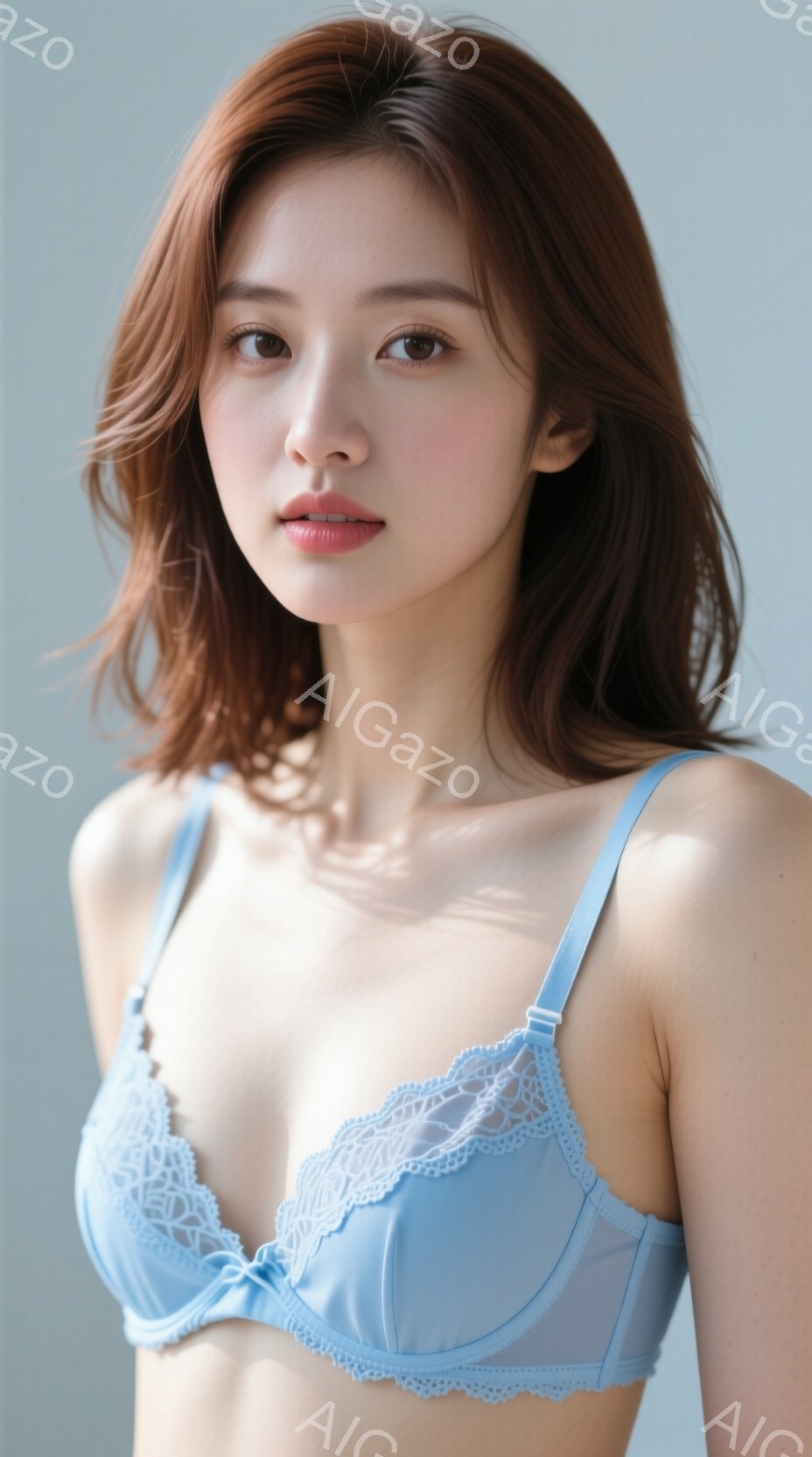 長い茶色の髪が肩にかかる女性が、淡い水色のレースのブラレットを着ています。彼女はわずかに微笑み、カメラを見つめており、姿勢はリラックスしています。背景は淡い青色で、影が彼女の体に落ちています。 - AI生成フリー素材