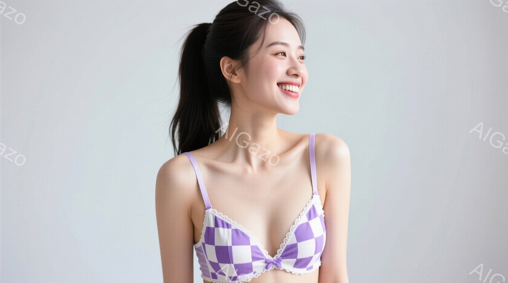 長い黒髪をポニーテールにした女性が、紫と白のチェック模様のブラレットを着ています。彼女はわずかに微笑み、少し上を見ている姿勢で、リラックスした雰囲気を醸し出しています。背景は白く、人物が際立っており、 - AI生成フリー素材