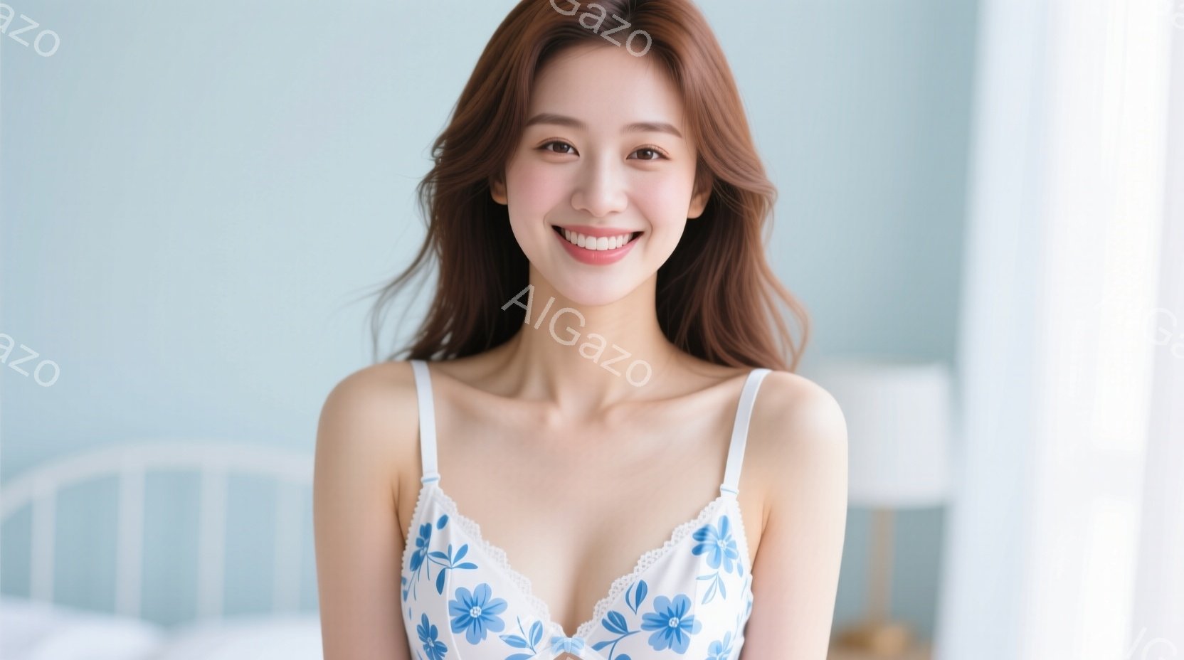 明るいブルーの花柄が可愛らしいキャミソールを着た若い女性が写っています。彼女は微笑んでおり、髪は肩にかかる長さの茶色で、自然なウェーブがかかっています。背景には白いベッドと壁が見え、全体的に柔らかく、 - AI生成フリー素材