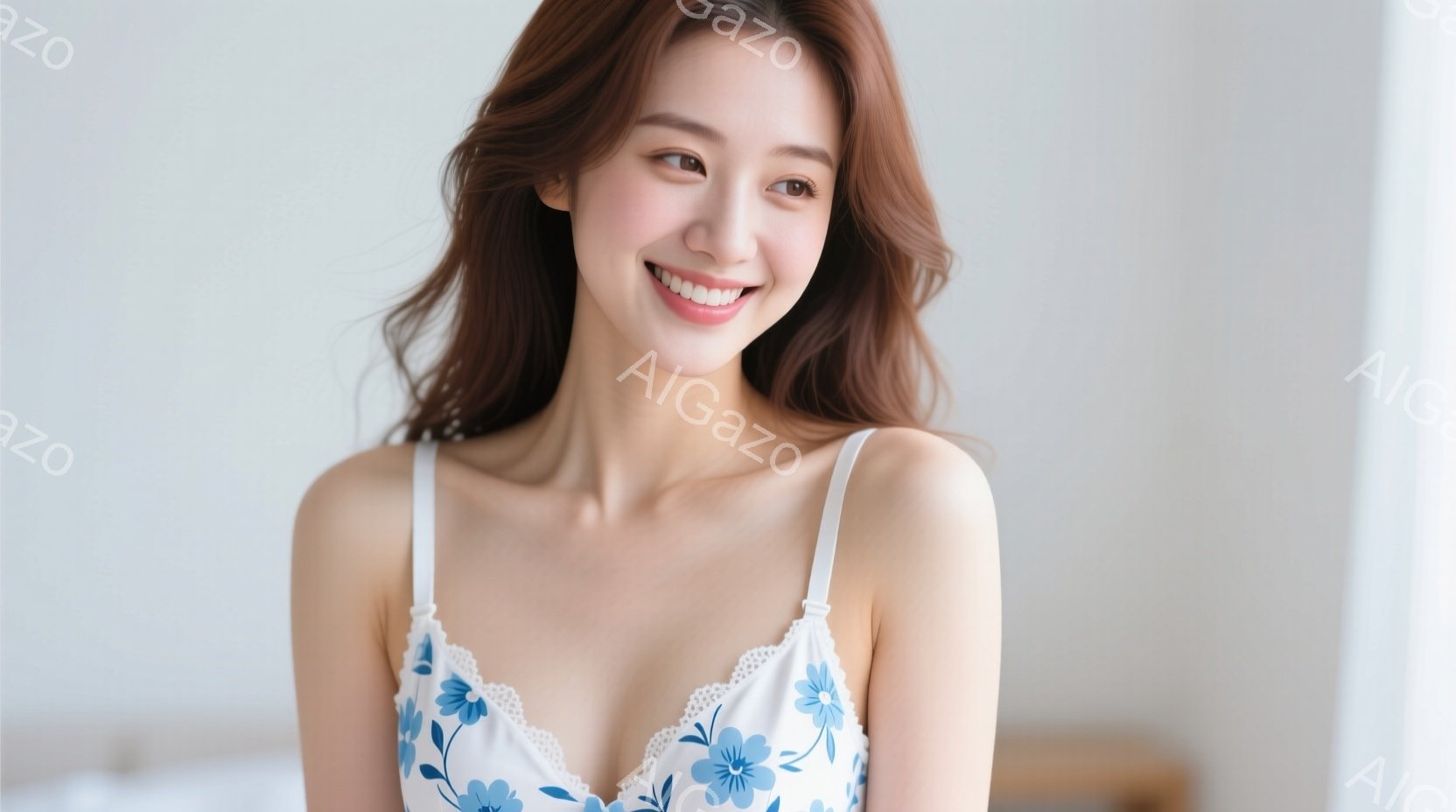明るい背景の中で、茶色の長い髪の女性が微笑んでいます。白いストラップのキャミソールに青い花柄が描かれており、リラックスした自然なポーズをとっています。彼女の表情は優しく、全体的に穏やかで柔らかな雰囲気が漂っています。