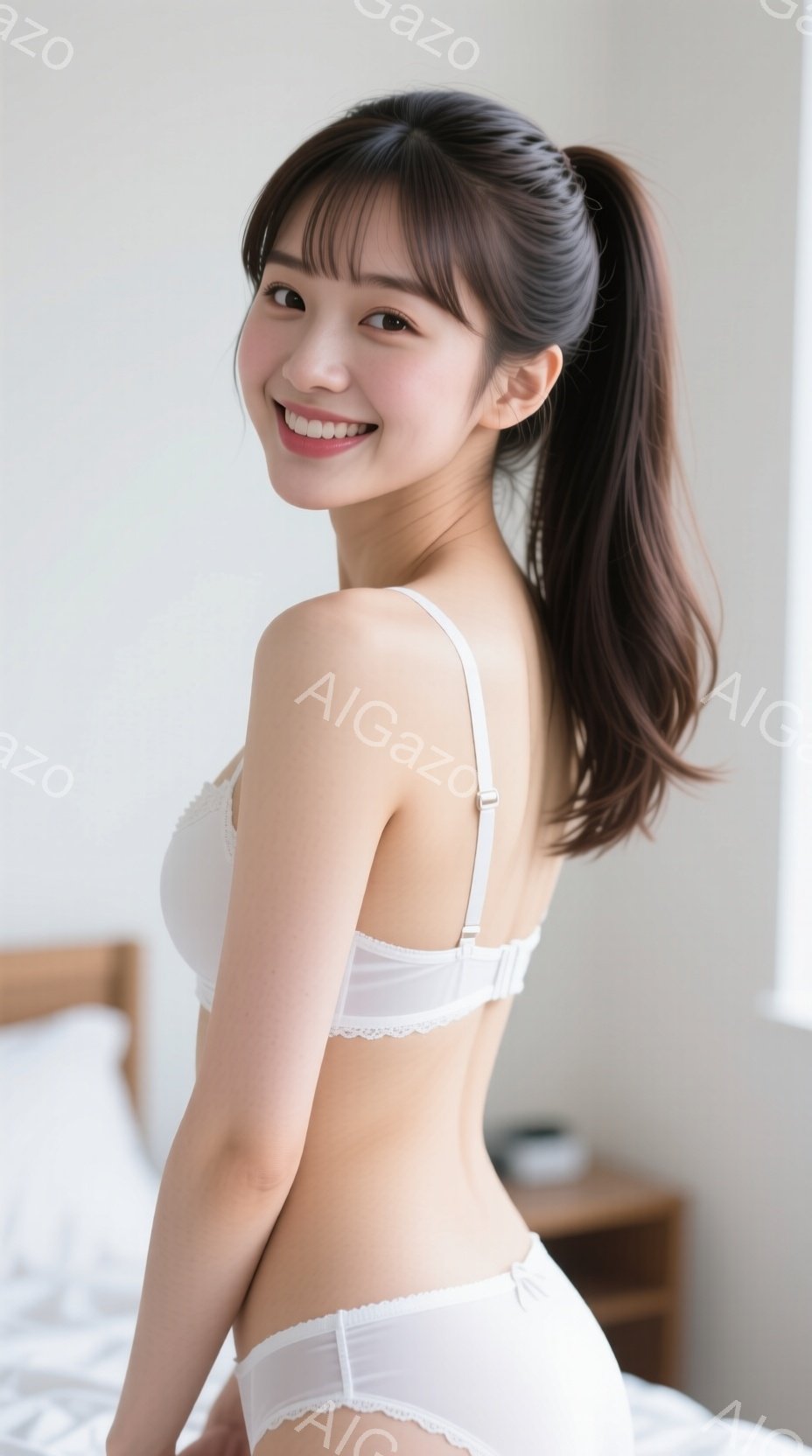 長い黒髪をポニーテールにした若い女性が、白いレースのブラジャーとショーツ姿でカメラに向かって微笑んでいます。彼女は少し体をねじり、片手を腰に当てて、リラックスした姿勢で立っています。背景にはベッドとナ - AI生成フリー素材