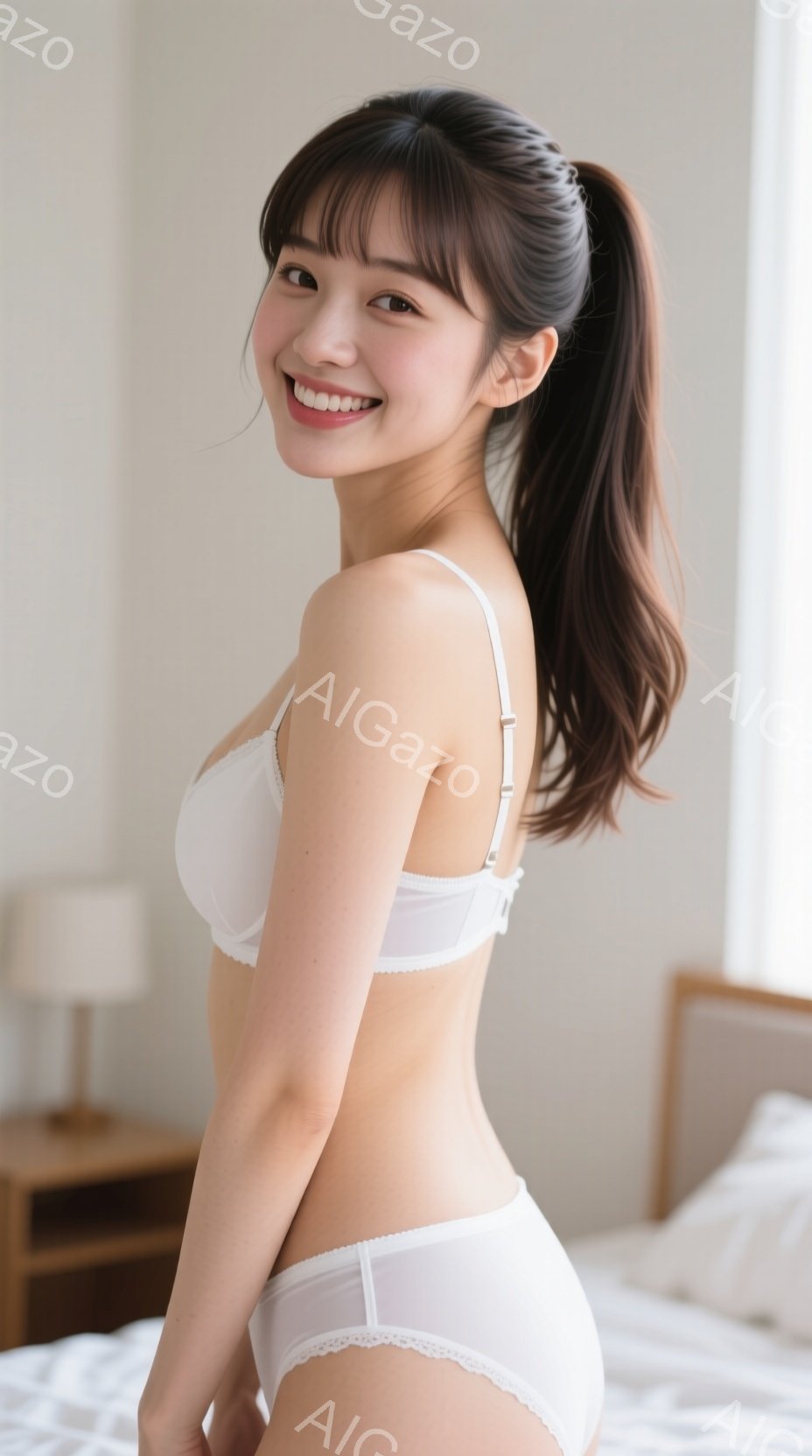 長い茶色の髪をポニーテールにし、白いブラとショーツを身につけた若い女性が写っています。彼女は微笑んでおり、少し体をひねってカメラを見ています。背景にはベッドとナイトスタンドが見え、明るく清潔感のある寝 - AI生成フリー素材