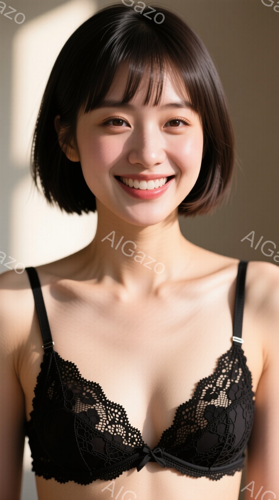 この女性は黒いレースのブラレットを着用し、肩を露わにしています。短い黒髪は耳のあたりでカットされており、笑顔を見せています。背景はぼやけており、柔らかい光が彼女を照らしています。 - AI生成フリー素材