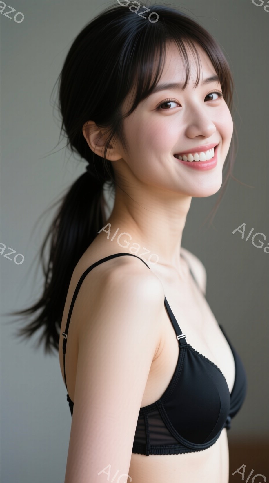 画像は、黒いブラレットを着た若い女性を捉えています。彼女は肩までの黒髪で、前髪を少し流したハーフアップスタイルで、微笑みを浮かべています。背景はぼやけた薄いグレーで、女性に焦点が当てられています。 - AI生成フリー素材