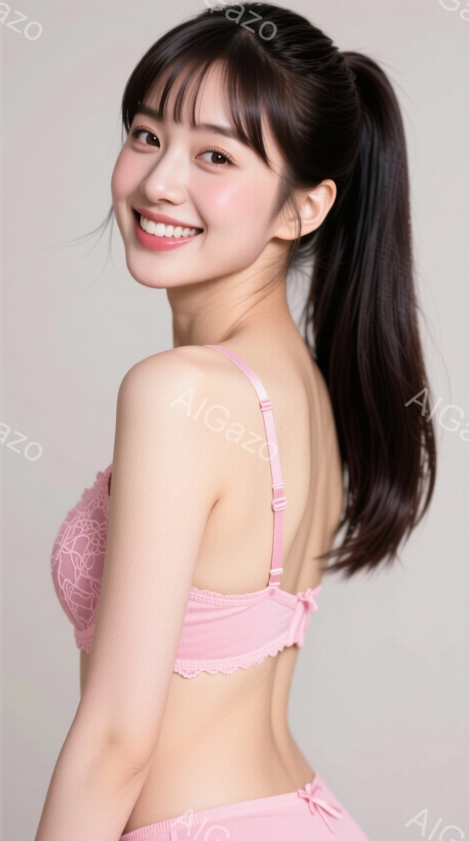 画像は、ピンクのランジェリーセットを着用した若い女性が写っています。彼女は髪を高くポニーテールにし、微笑んでいます。背景は淡いピンク色で、女性が際立っており、全体的に明るく華やかな雰囲気です。 - AI生成フリー素材