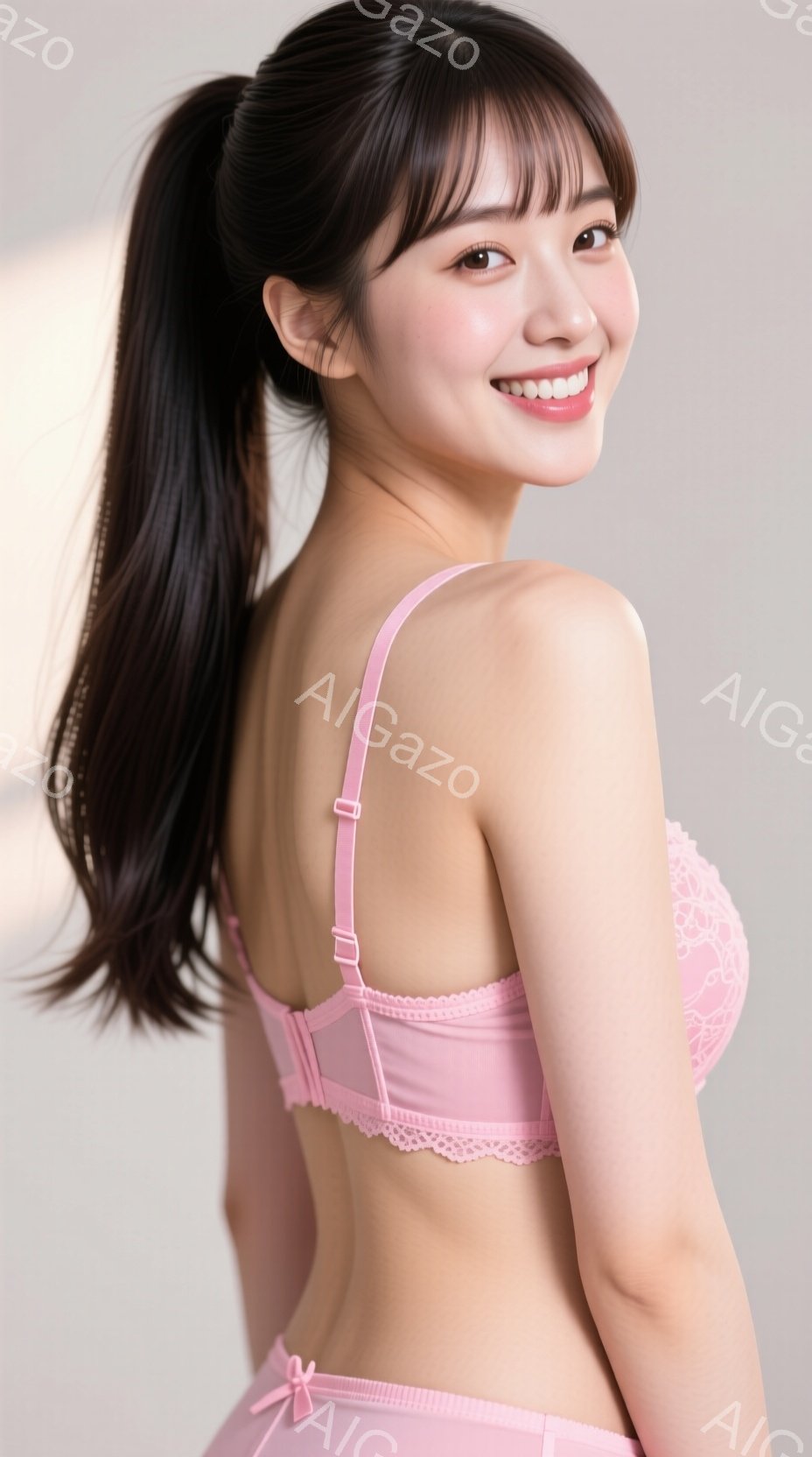 長い黒髪をポニーテールにした若い女性が、ピンク色のレースのブラジャーとショーツを身に着けています。彼女は少し振り返り、笑顔を見せており、姿勢は軽くリラックスしています。背景は淡いピンク色で、全体的に柔 - AI生成フリー素材